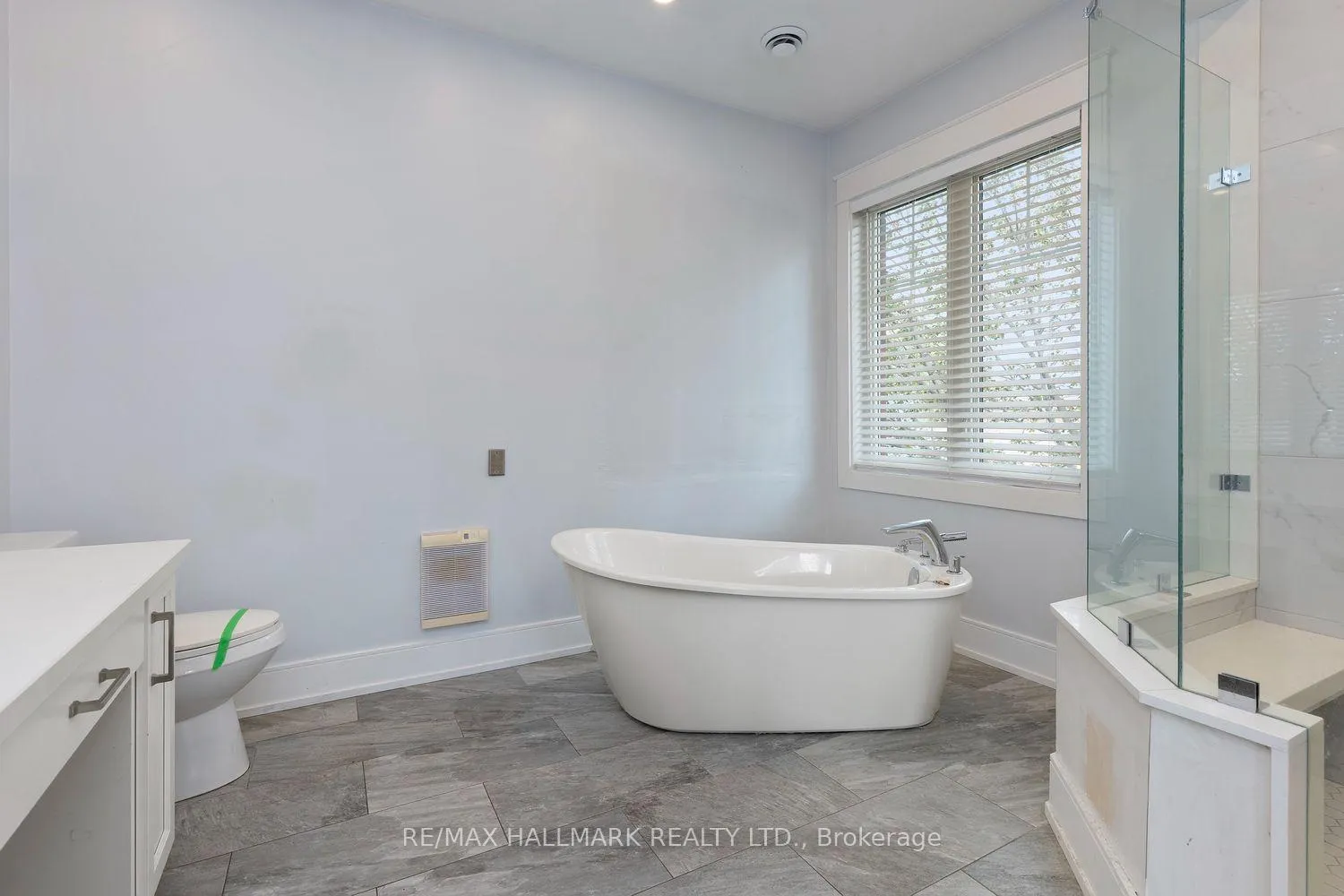 Photo 13 of 10 Sunray Crescent, North York, Downsview-Roding-CFB — HOMEH