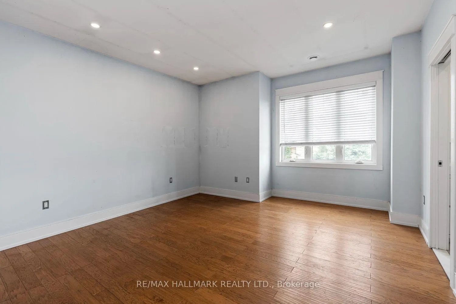 Photo 14 of 10 Sunray Crescent, North York, Downsview-Roding-CFB — HOMEH
