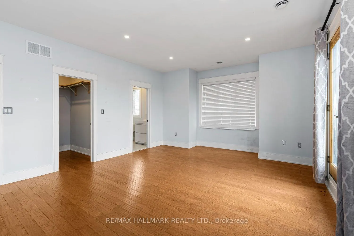 Photo 16 of 10 Sunray Crescent, North York, Downsview-Roding-CFB — HOMEH