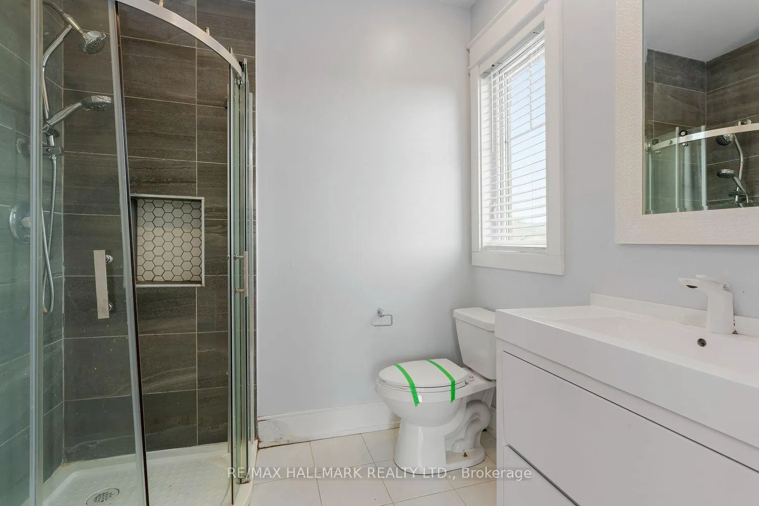 Photo 17 of 10 Sunray Crescent, North York, Downsview-Roding-CFB — HOMEH