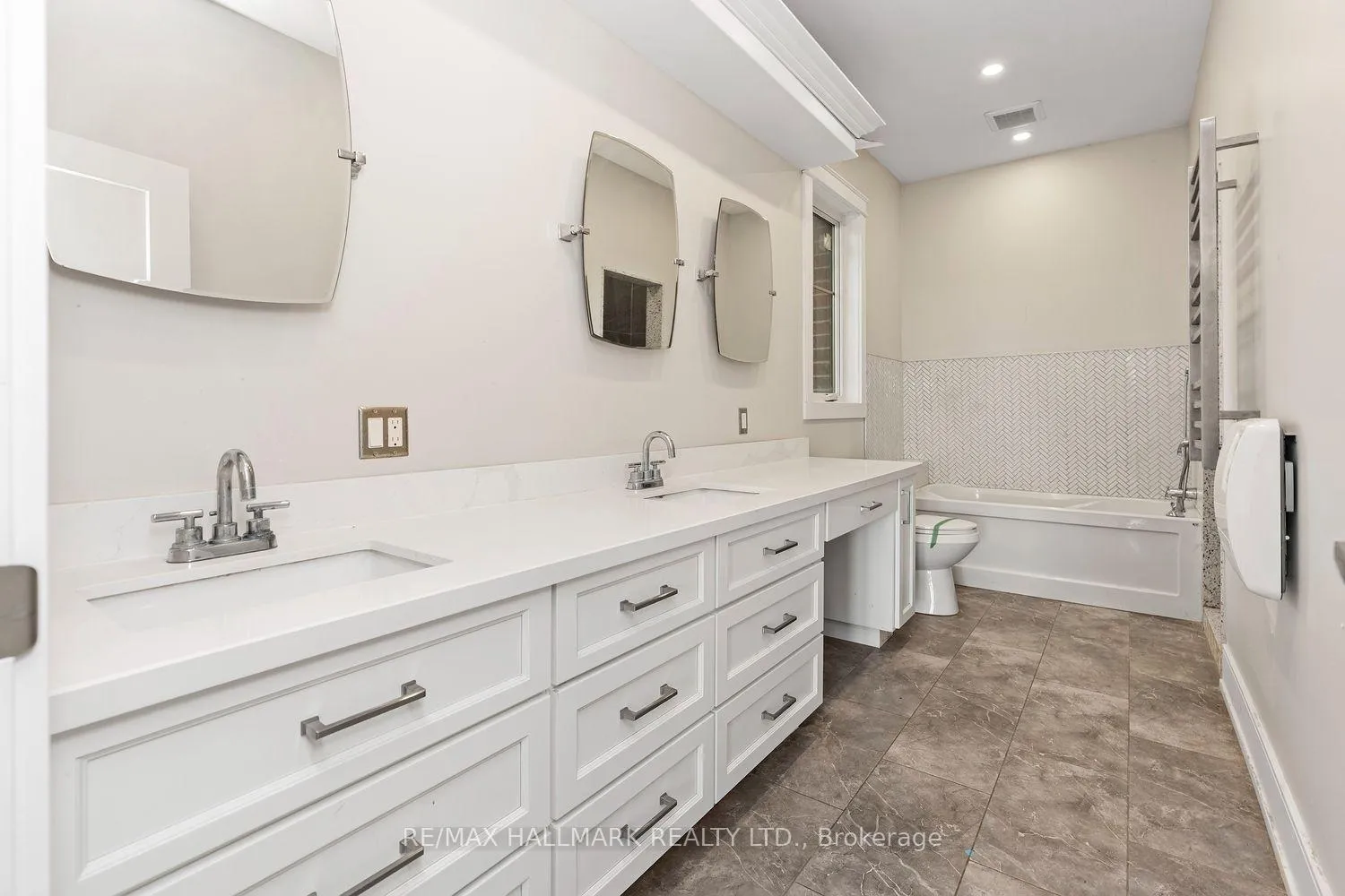 Photo 19 of 10 Sunray Crescent, North York, Downsview-Roding-CFB — HOMEH