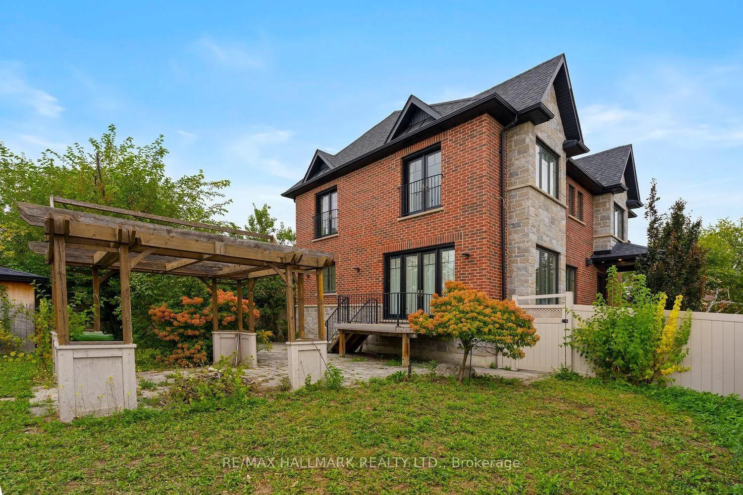 Photo 20 of 10 Sunray Crescent, North York, Downsview-Roding-CFB — HOMEH