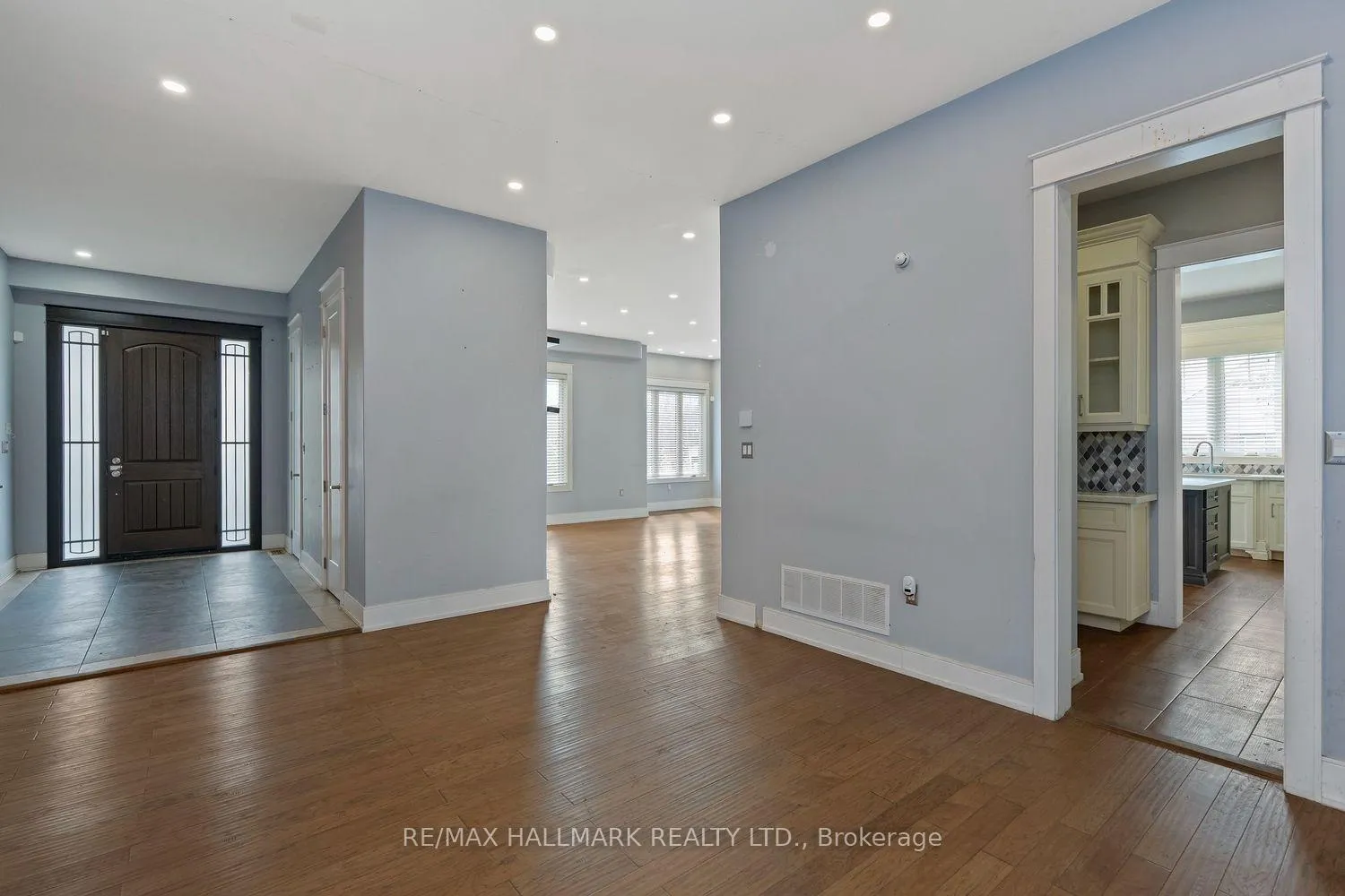 Photo 22 of 10 Sunray Crescent, North York, Downsview-Roding-CFB — HOMEH