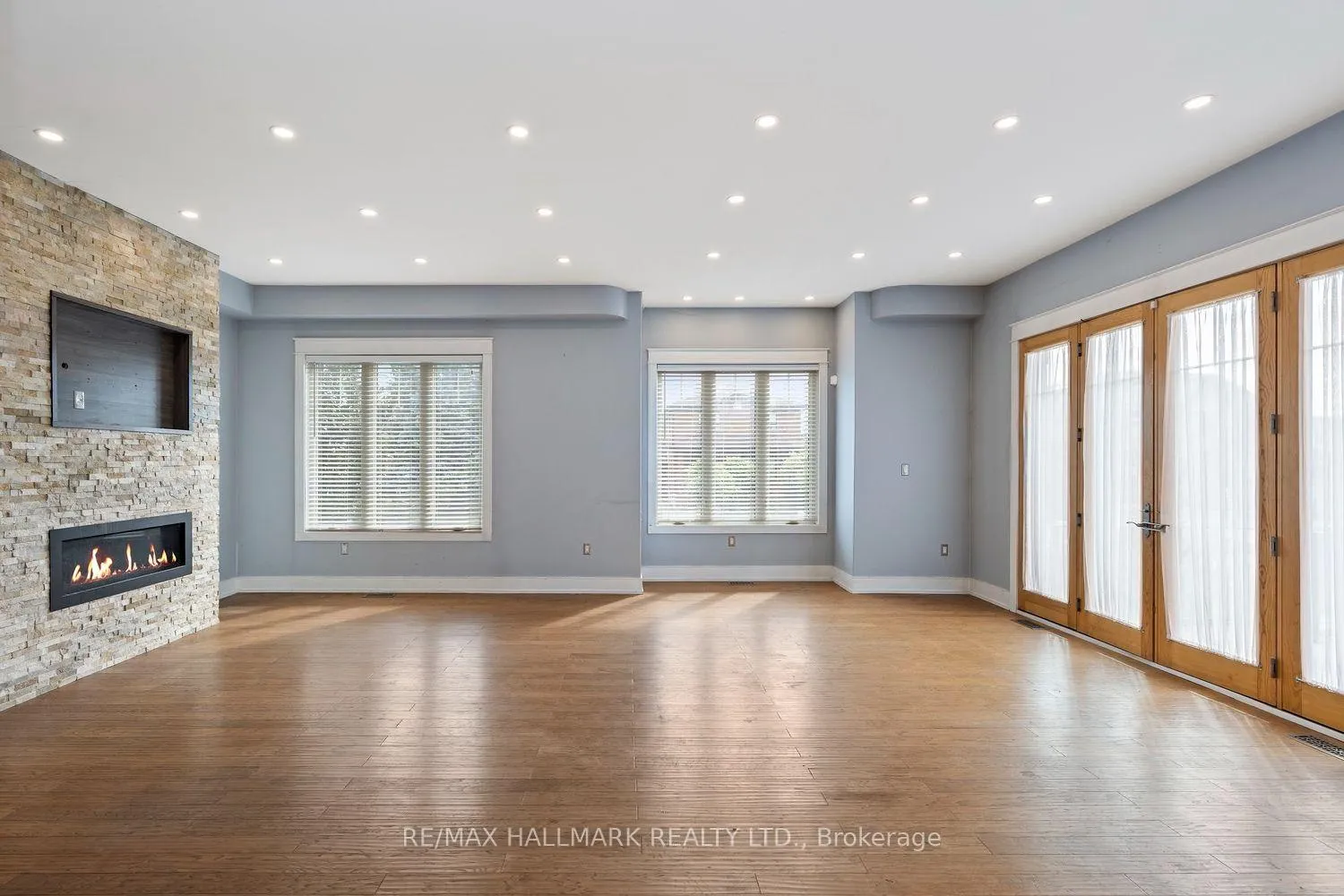 Photo 23 of 10 Sunray Crescent, North York, Downsview-Roding-CFB — HOMEH