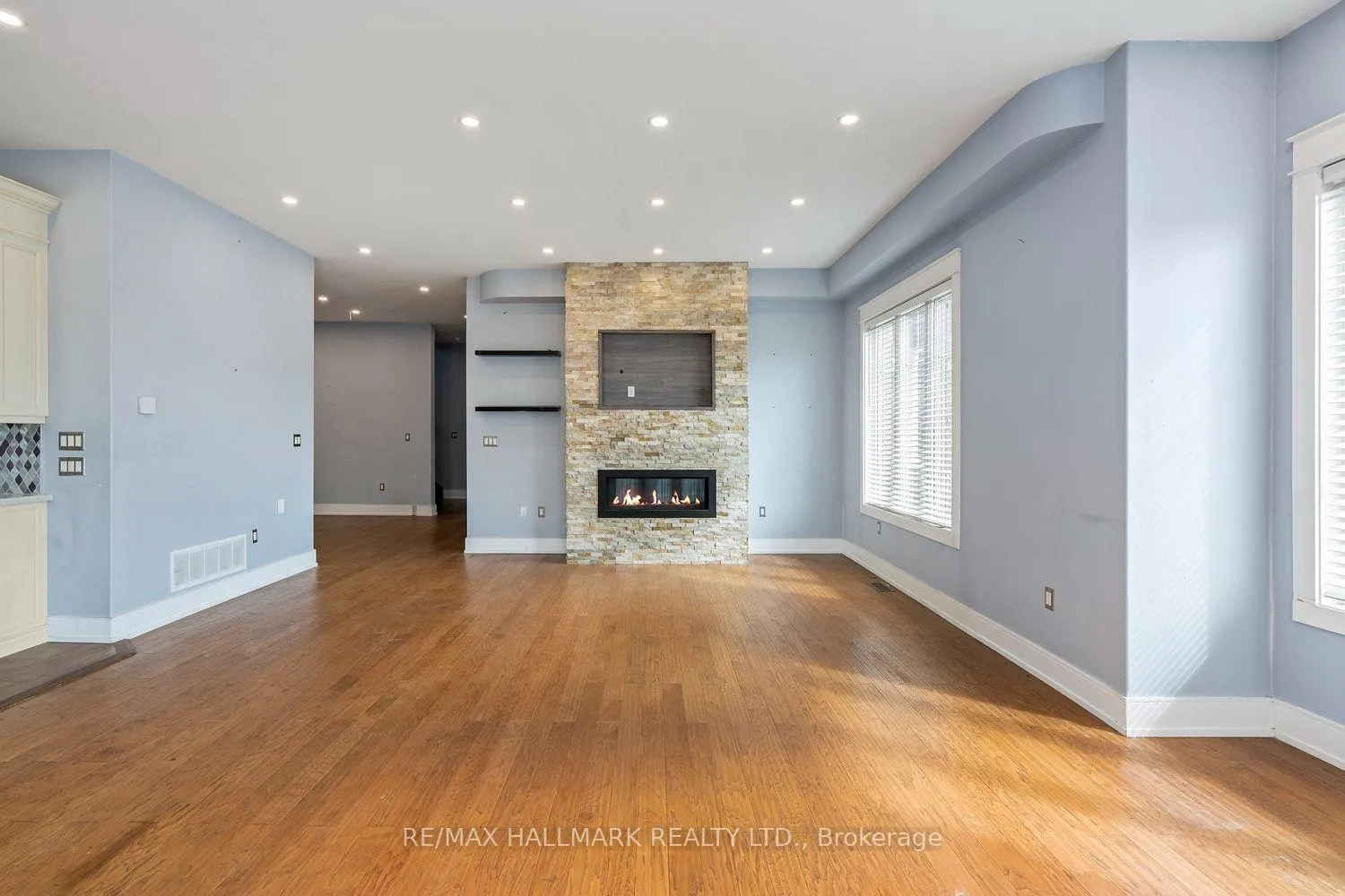 Photo 24 of 10 Sunray Crescent, North York, Downsview-Roding-CFB — HOMEH