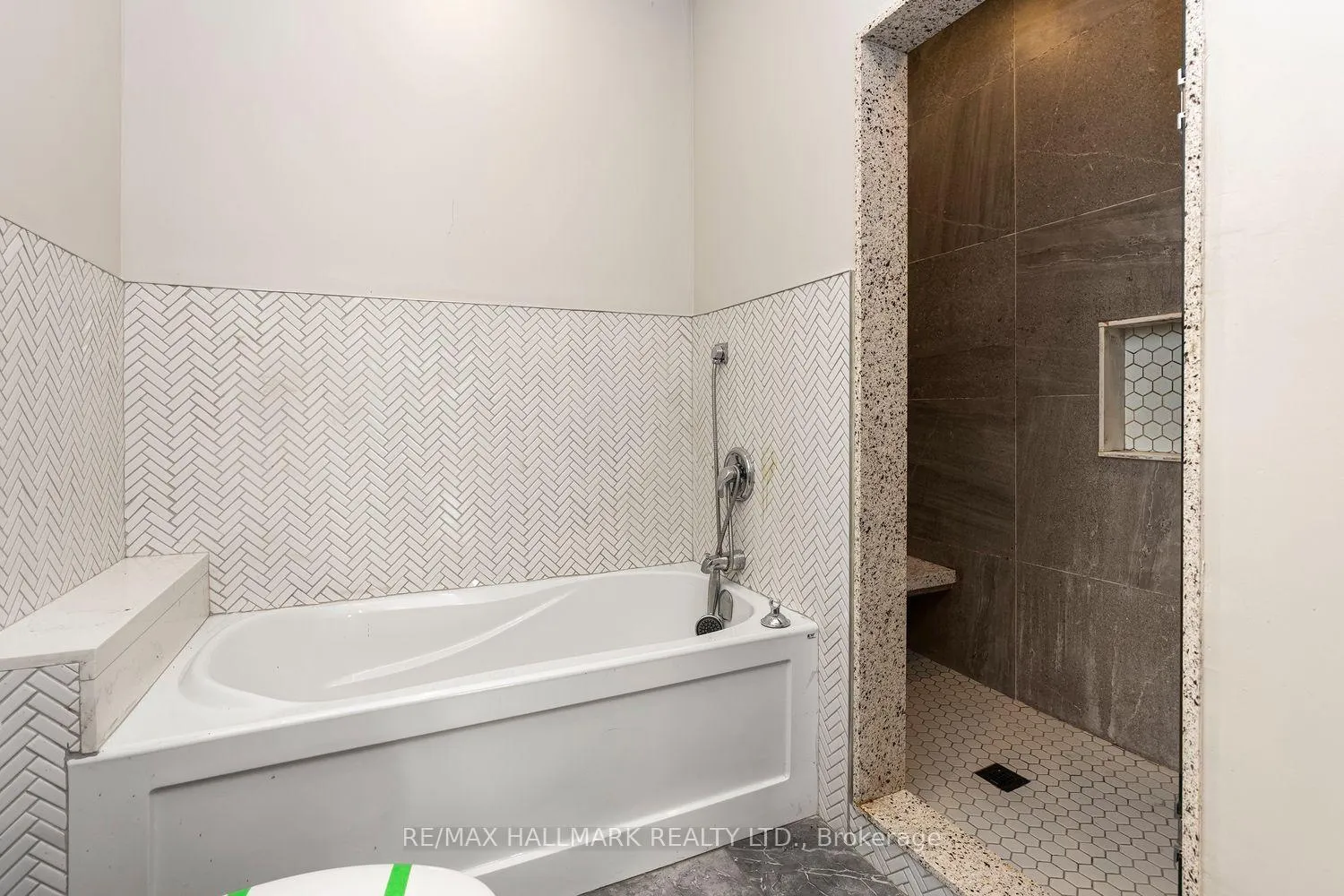 Photo 28 of 10 Sunray Crescent, North York, Downsview-Roding-CFB — HOMEH