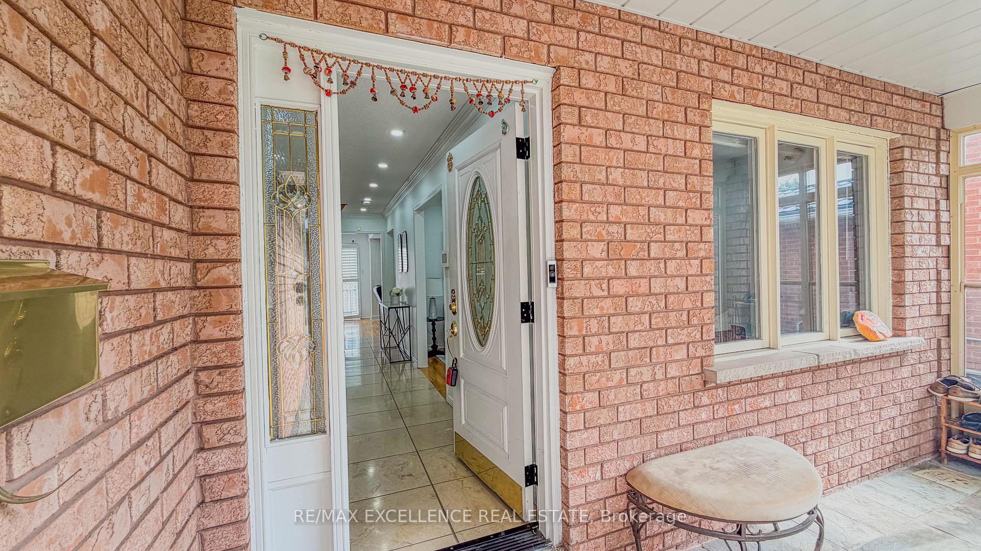 Photo 4 of 303 Hickory Circle, Oakville, Wedgewood Creek — HOMEH