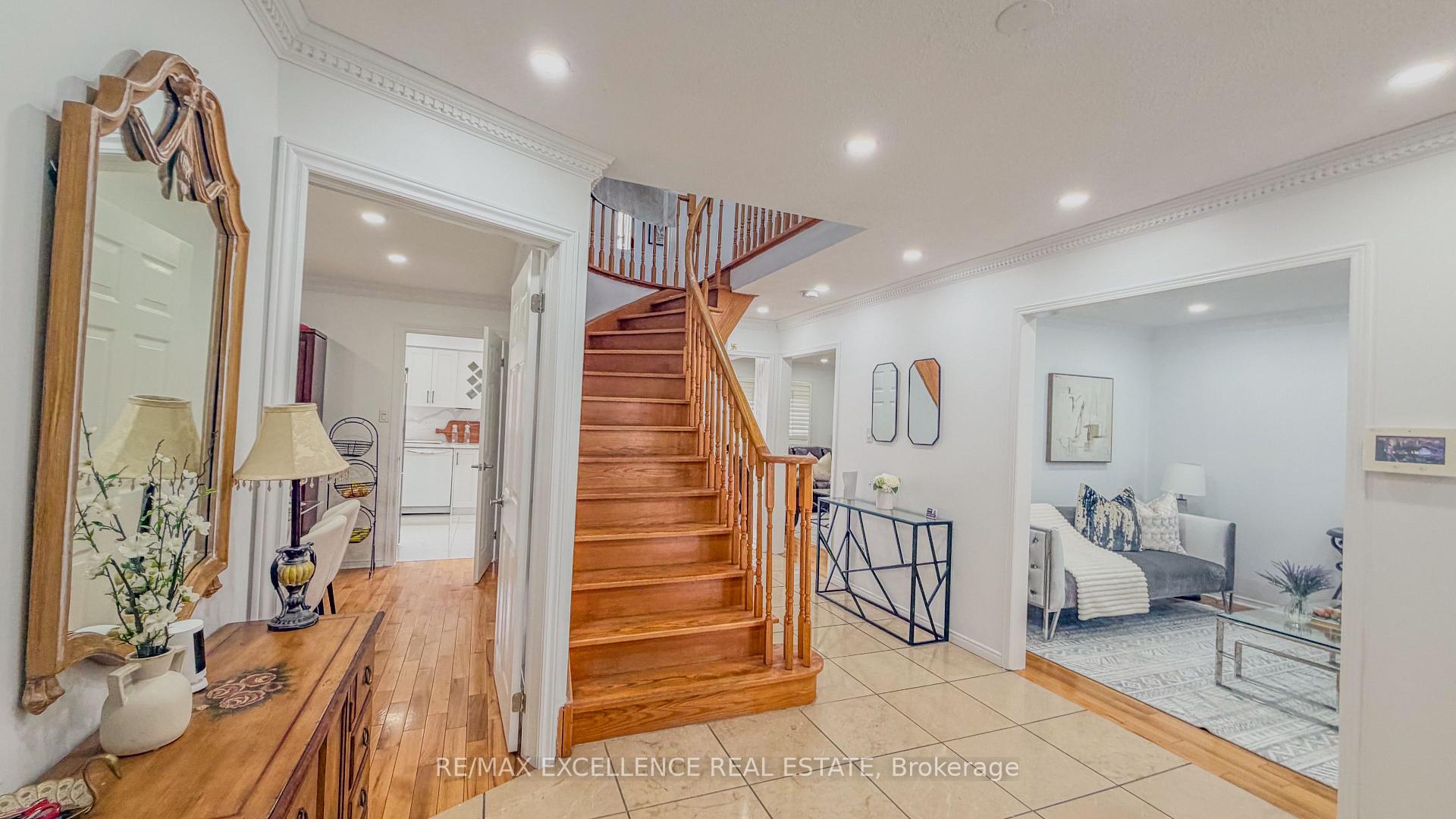 Photo 6 of 303 Hickory Circle, Oakville, Wedgewood Creek — HOMEH