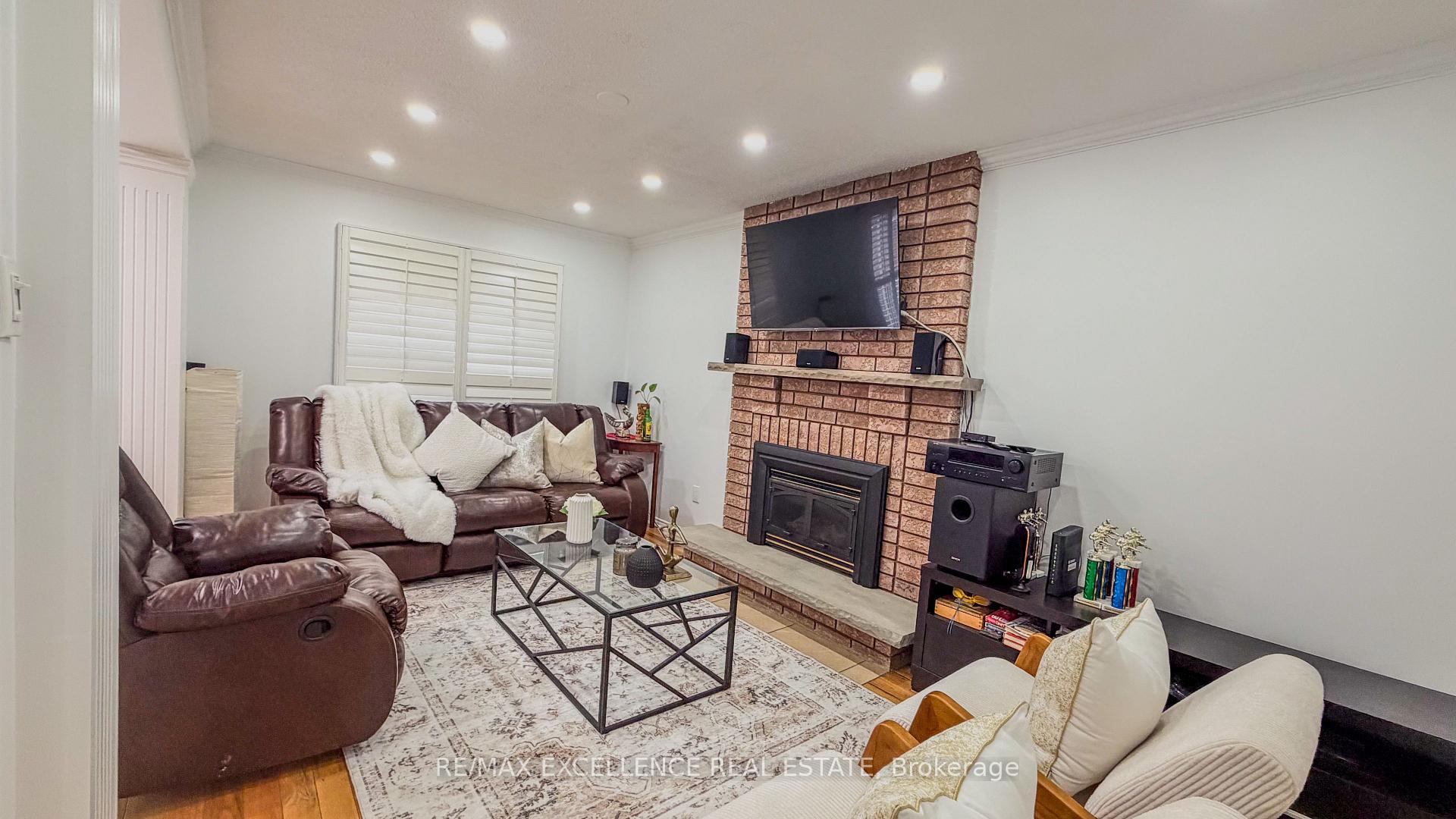 Photo 12 of 303 Hickory Circle, Oakville, Wedgewood Creek — HOMEH