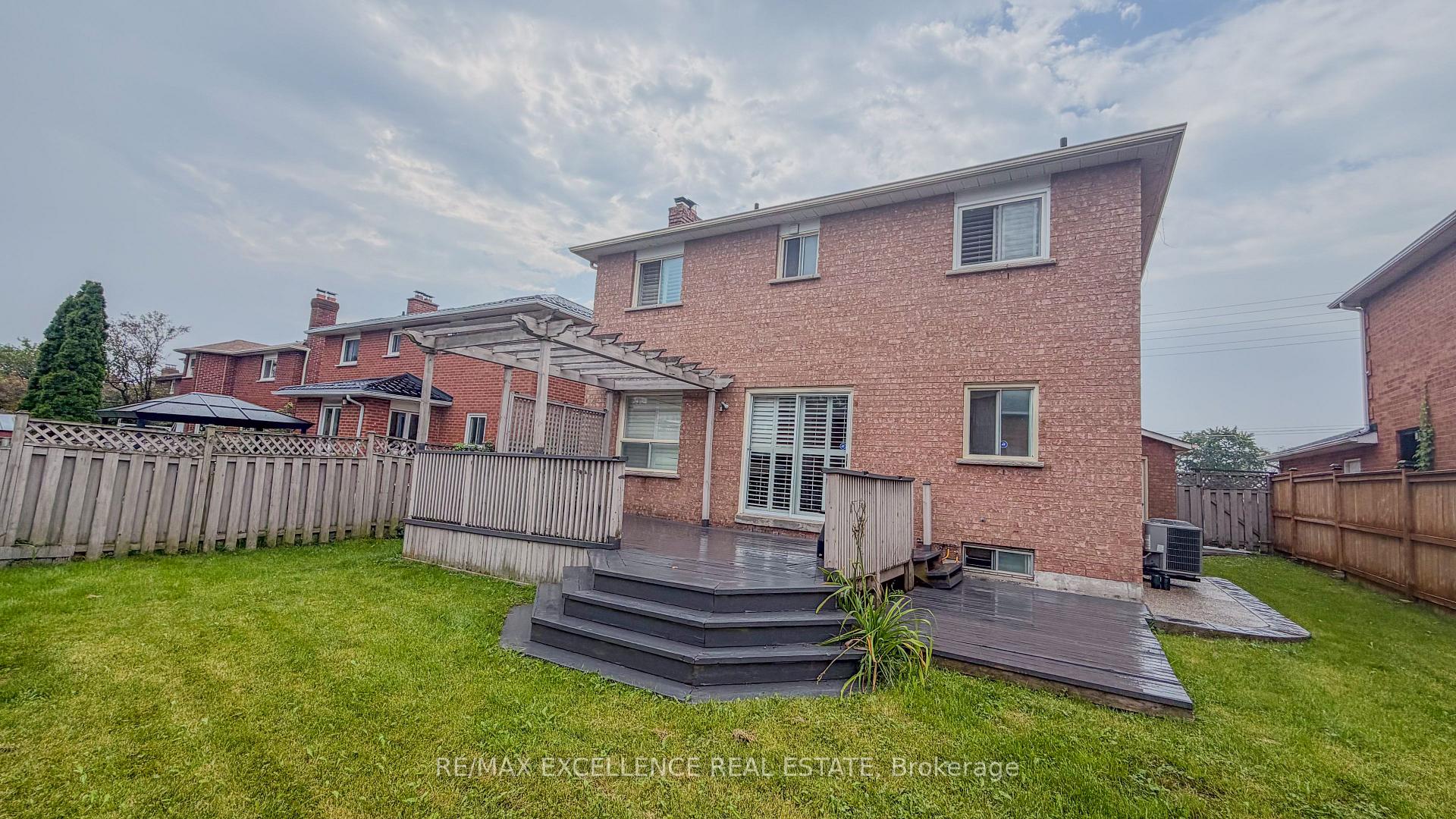 Photo 32 of 303 Hickory Circle, Oakville, Wedgewood Creek — HOMEH