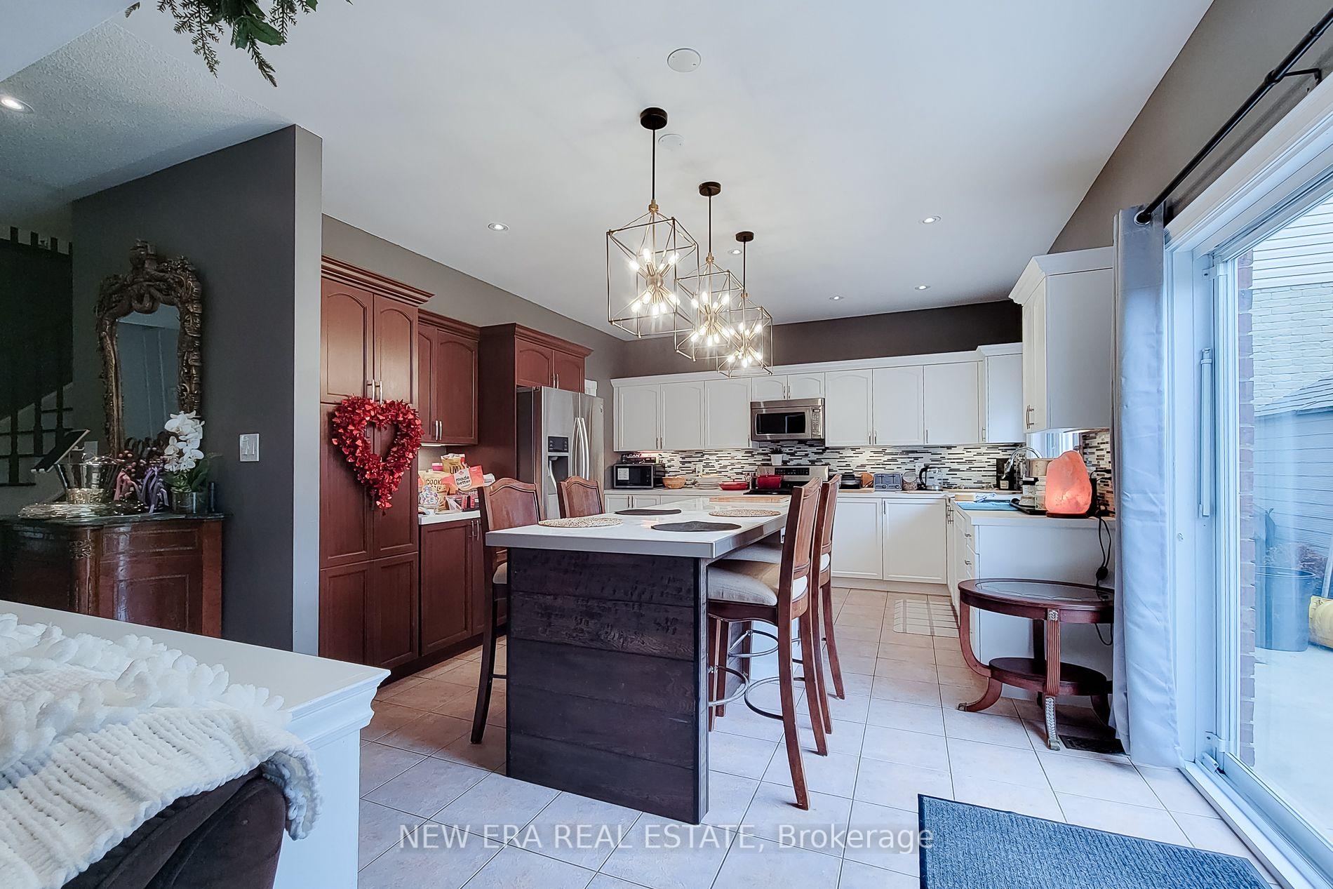Photo 18 of 214 Cloverleaf Drive, Hamilton, Meadowlands — HOMEH