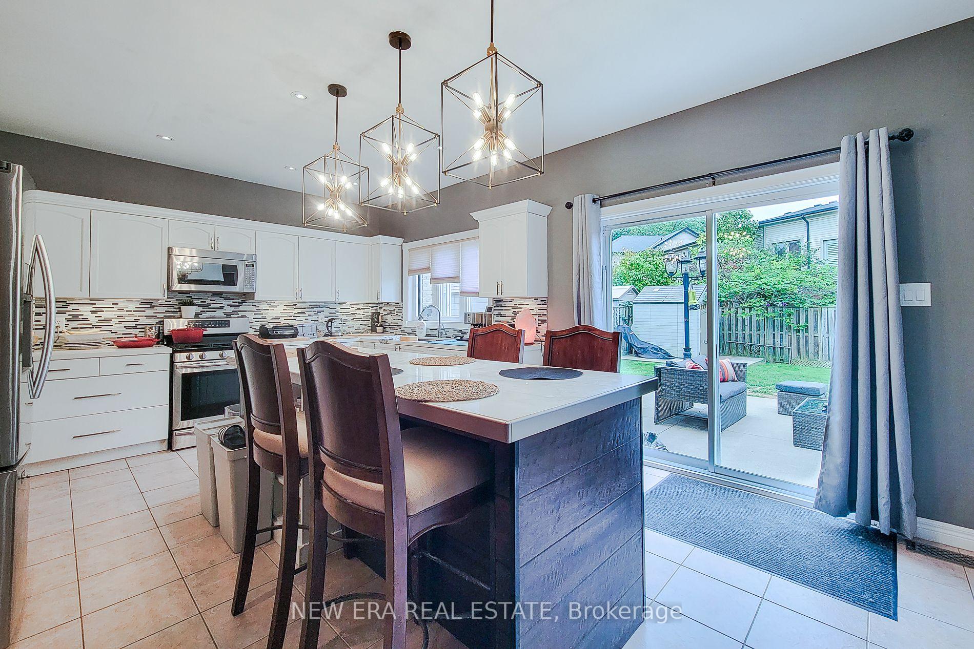 Photo 19 of 214 Cloverleaf Drive, Hamilton, Meadowlands — HOMEH