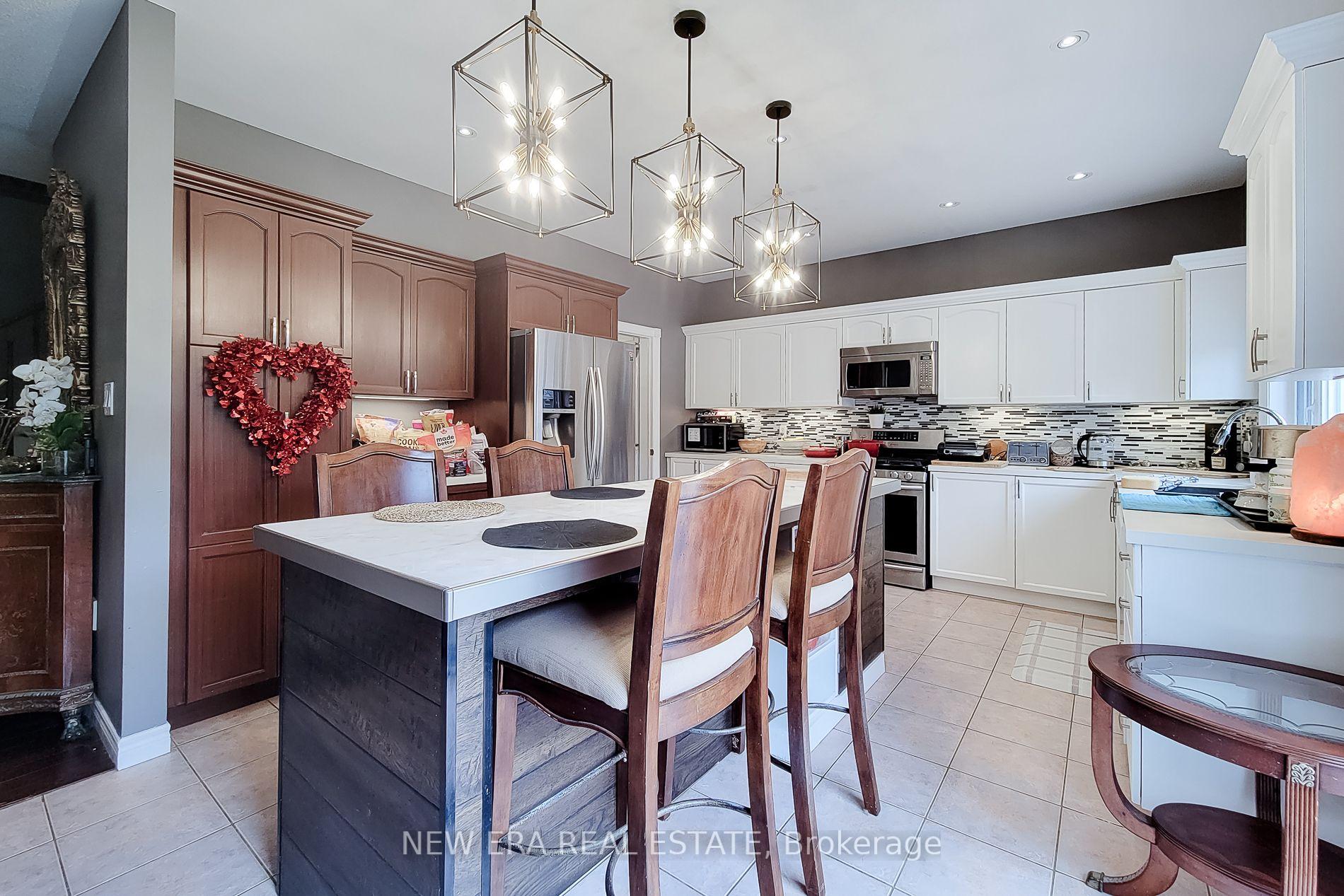 Photo 21 of 214 Cloverleaf Drive, Hamilton, Meadowlands — HOMEH