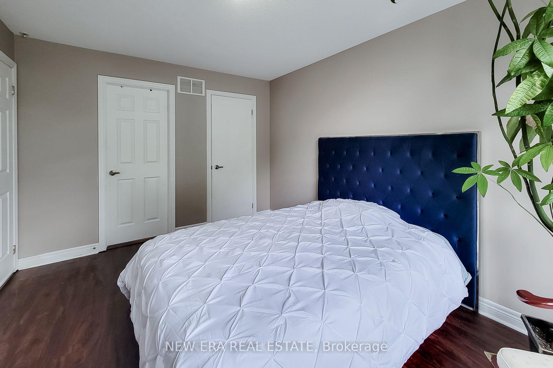 Photo 38 of 214 Cloverleaf Drive, Hamilton, Meadowlands — HOMEH