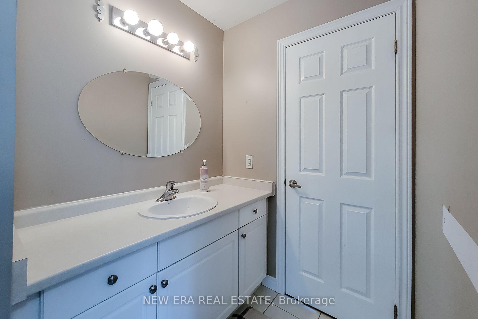 Photo 40 of 214 Cloverleaf Drive, Hamilton, Meadowlands — HOMEH