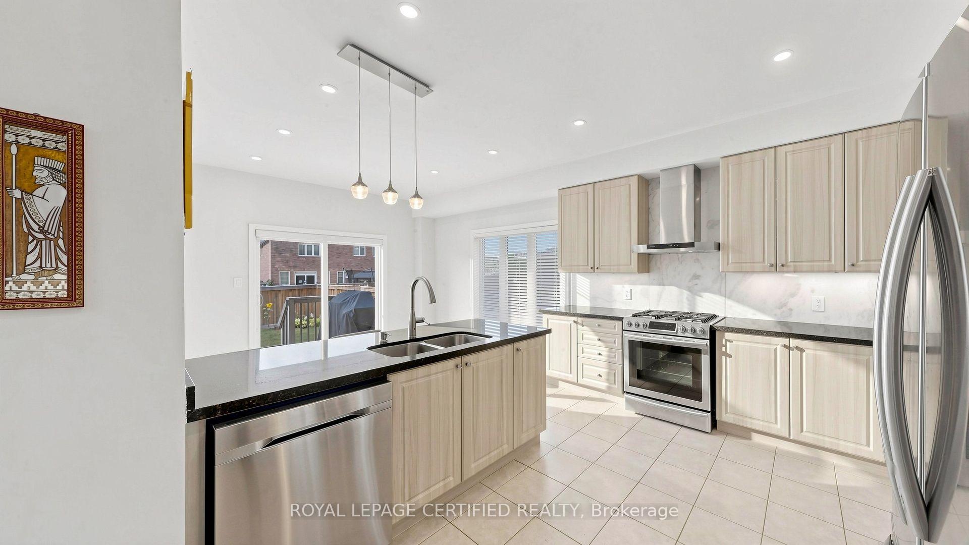 Photo 14 of 153 Romanelli Crescent, Bradford West Gwillimbury, Bradford — HOMEH