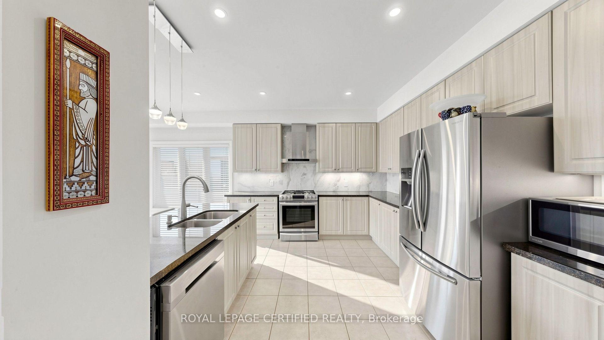 Photo 15 of 153 Romanelli Crescent, Bradford West Gwillimbury, Bradford — HOMEH