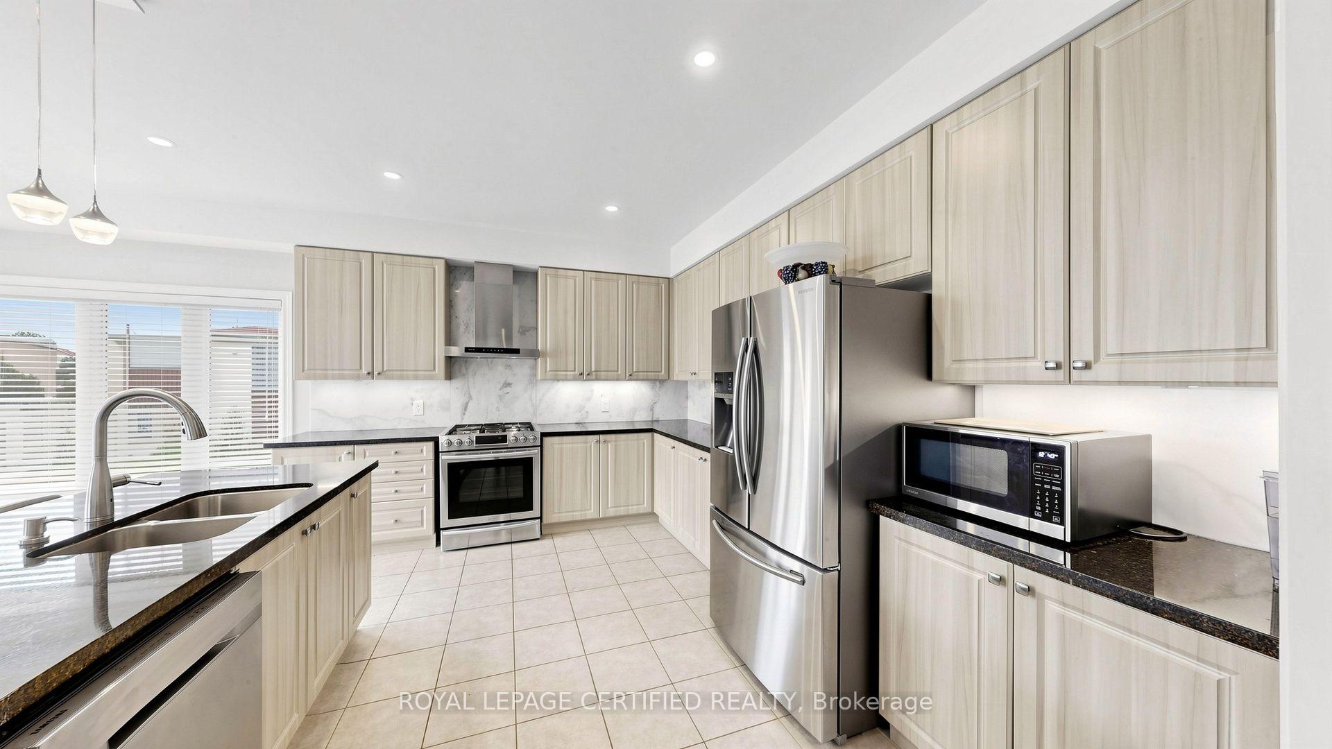 Photo 16 of 153 Romanelli Crescent, Bradford West Gwillimbury, Bradford — HOMEH