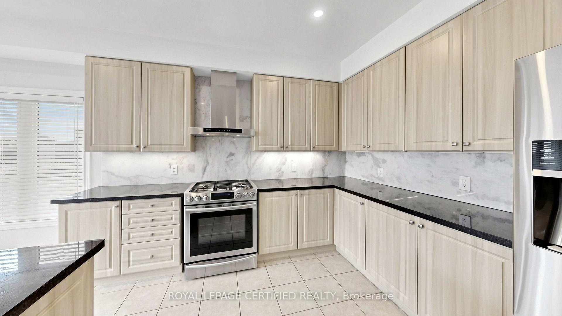 Photo 17 of 153 Romanelli Crescent, Bradford West Gwillimbury, Bradford — HOMEH