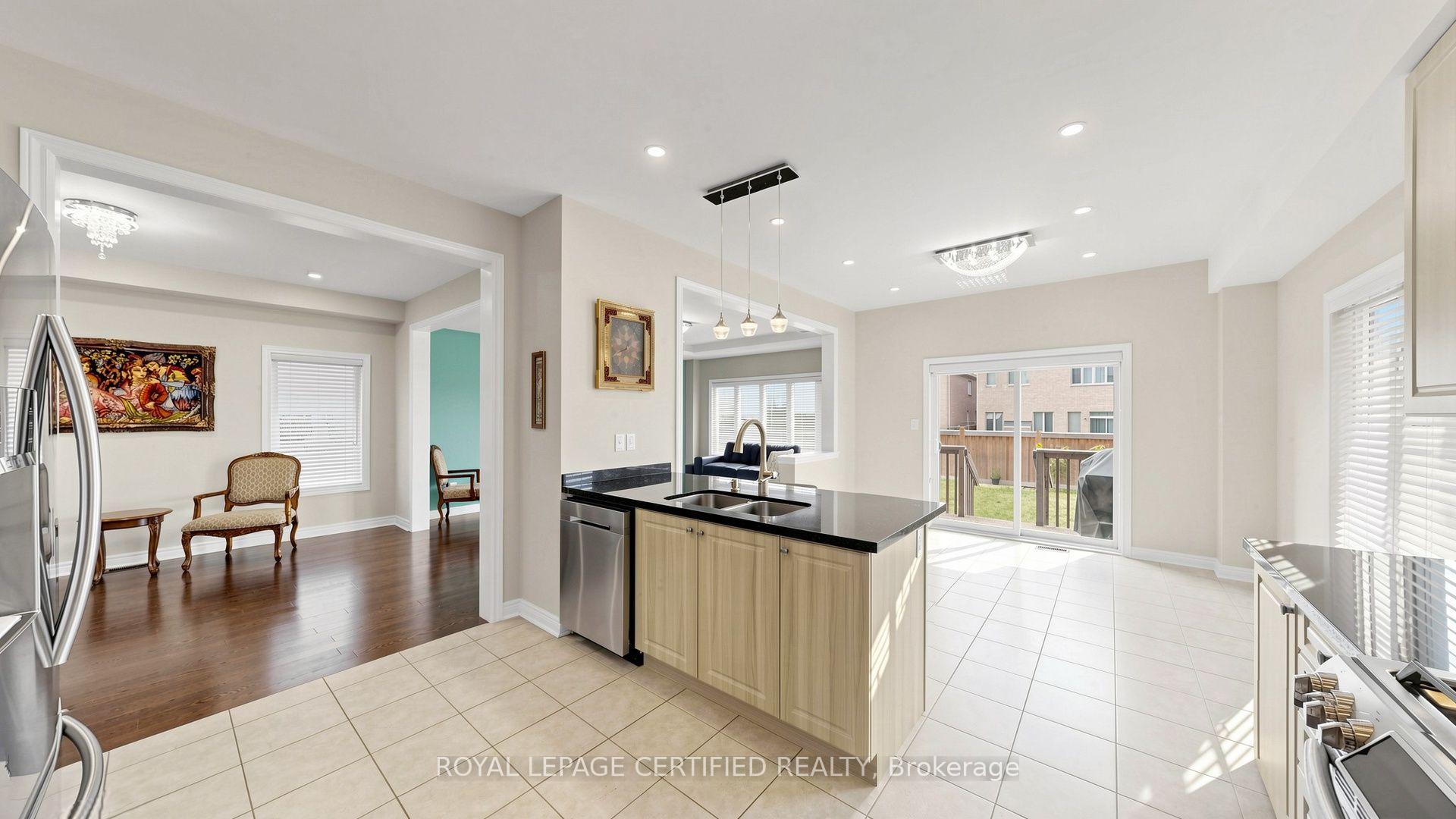 Photo 18 of 153 Romanelli Crescent, Bradford West Gwillimbury, Bradford — HOMEH