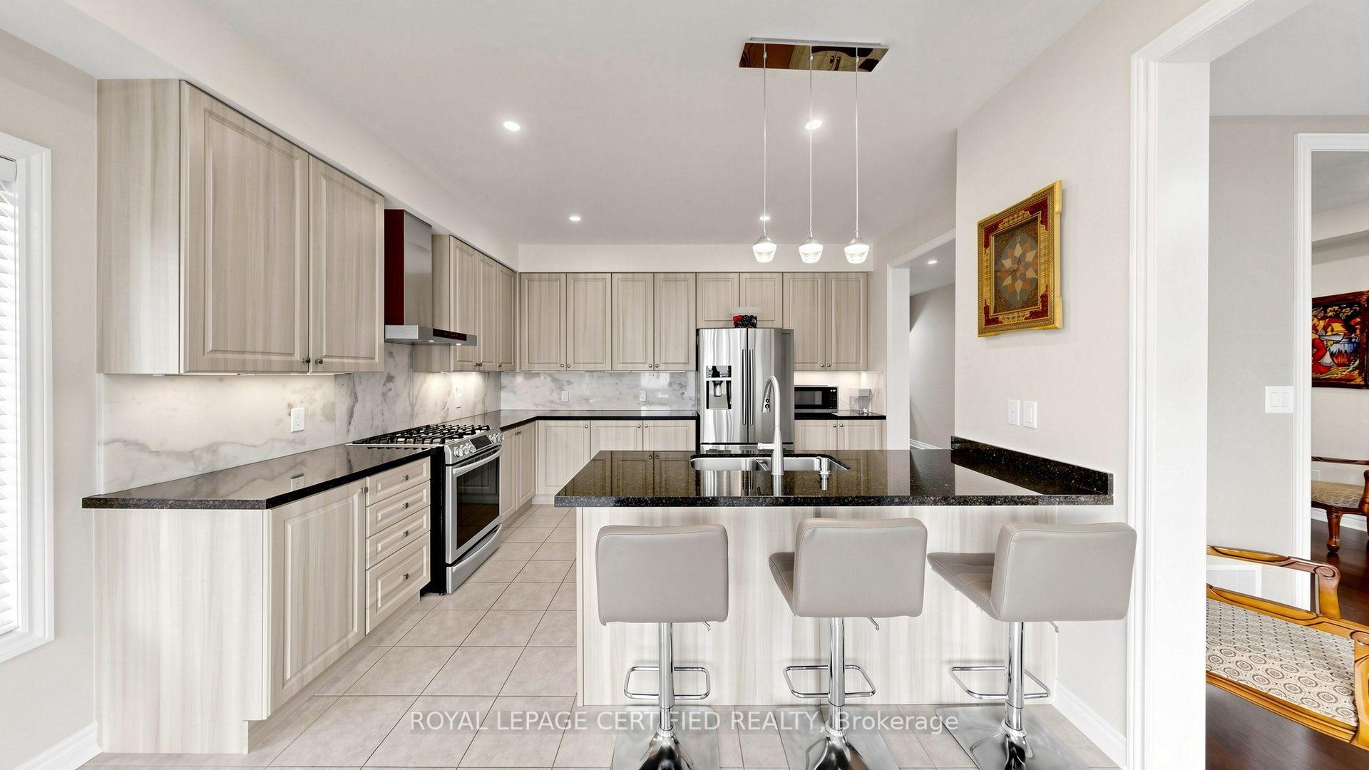 Photo 19 of 153 Romanelli Crescent, Bradford West Gwillimbury, Bradford — HOMEH