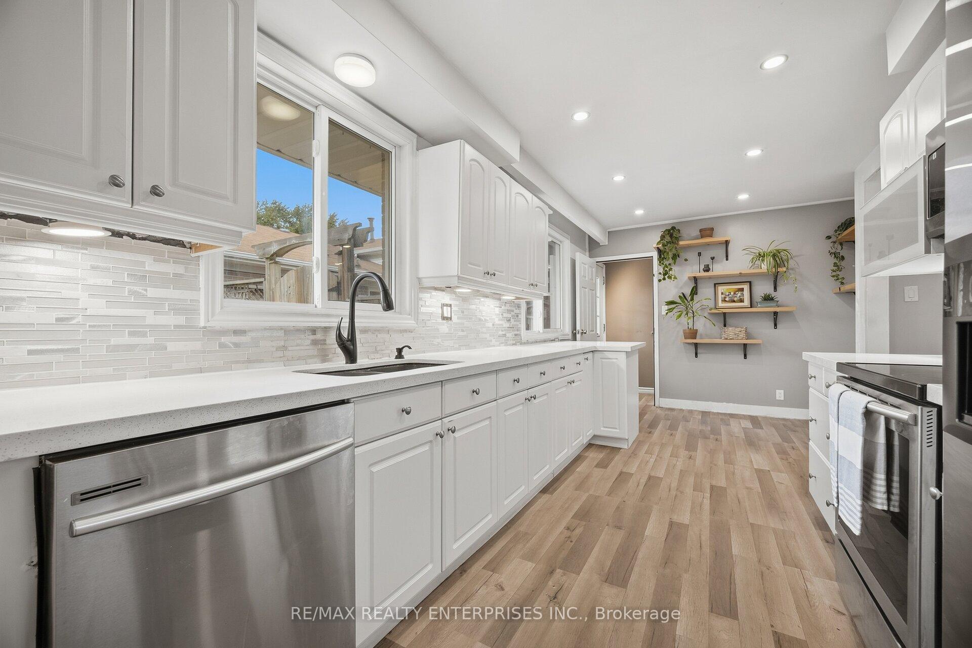 Photo 2 of 1310 Redbank Crescent, Oakville, College Park — HOMEH