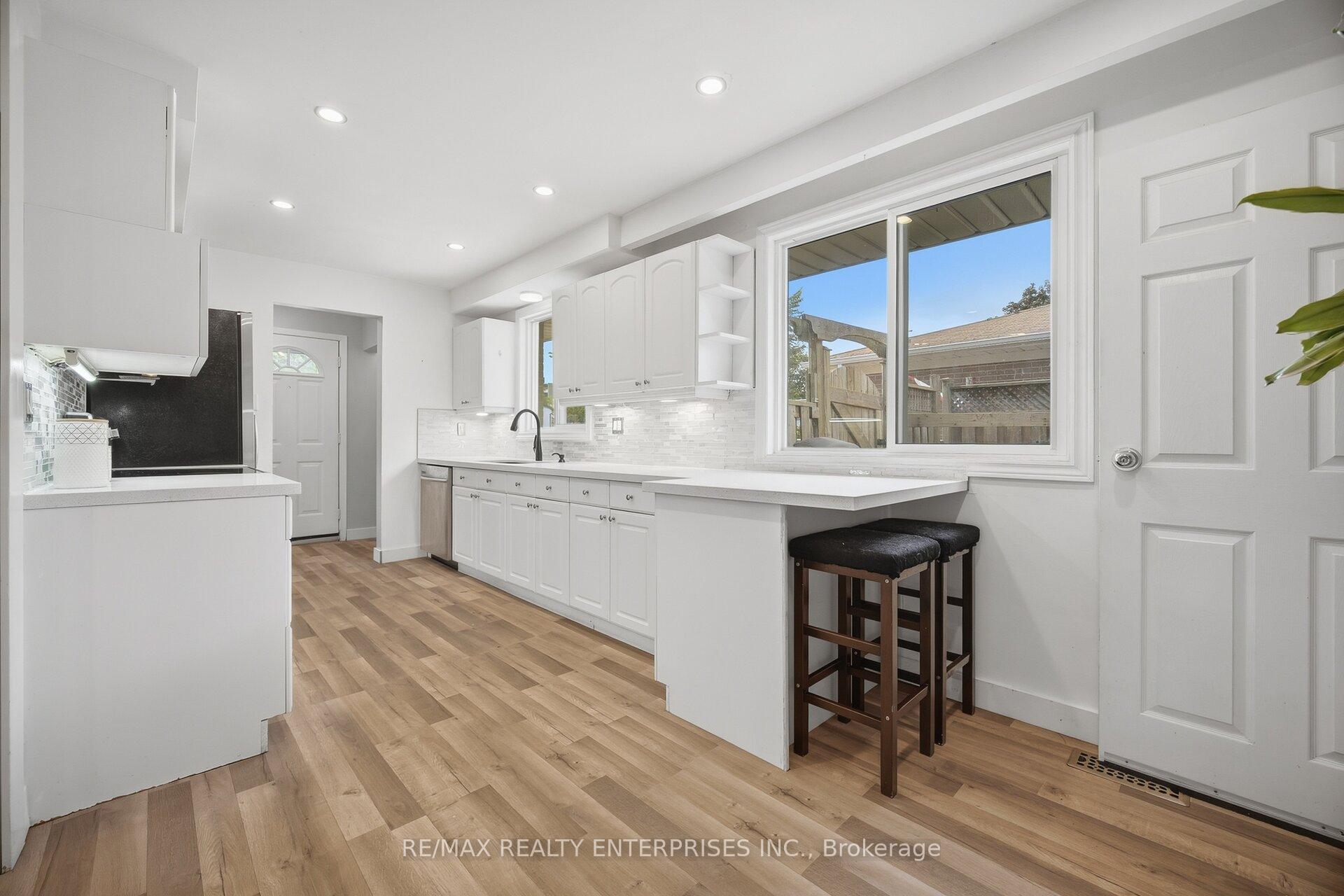 Photo 4 of 1310 Redbank Crescent, Oakville, College Park — HOMEH