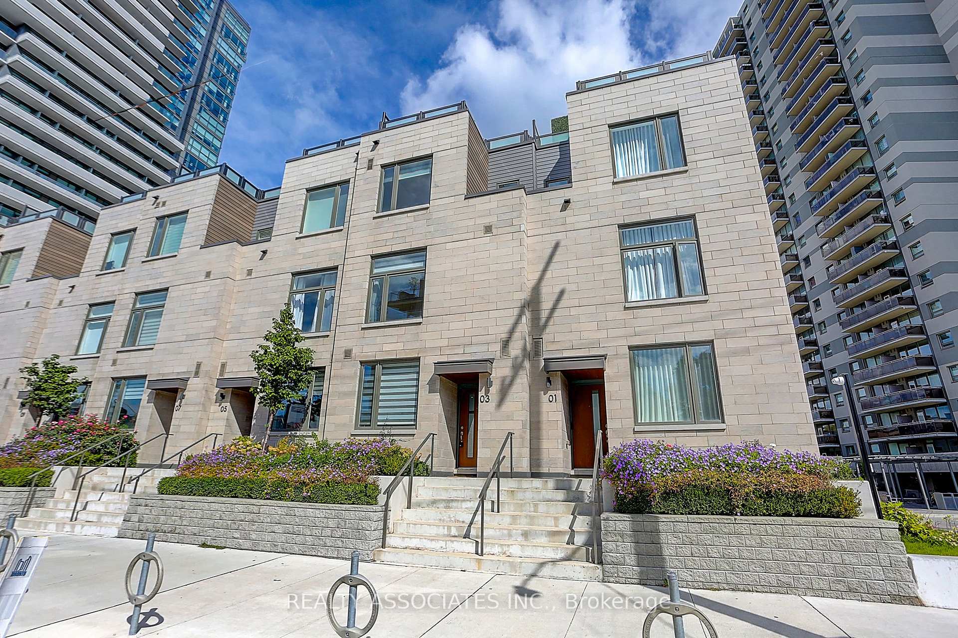 Photo 2 of Unit TH3, 270 Davenport Road, Toronto, The Annex — HOMEH
