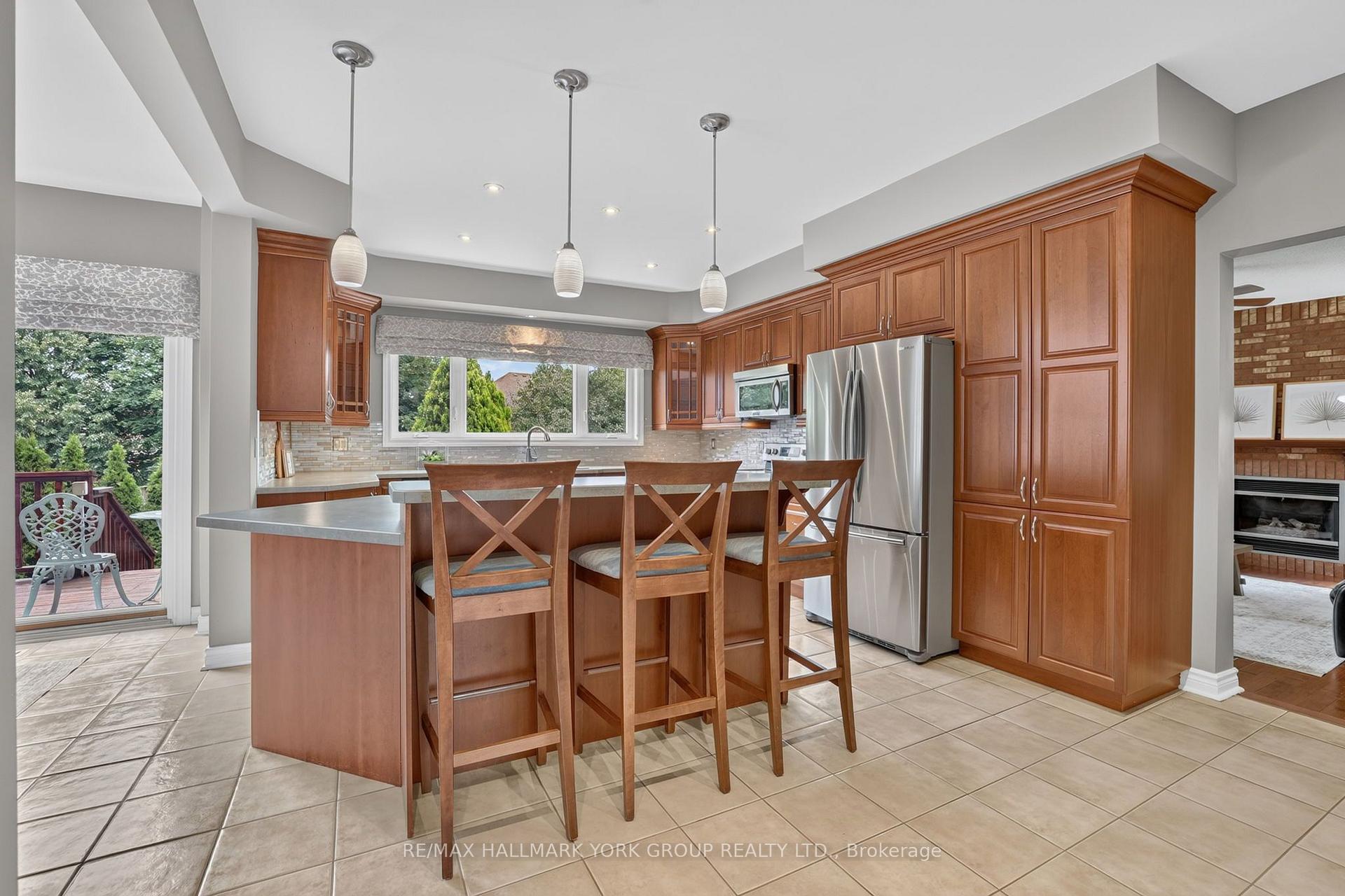 Photo 4 of 669 Kingsmere Avenue, Newmarket, Stonehaven-Wyndham — HOMEH