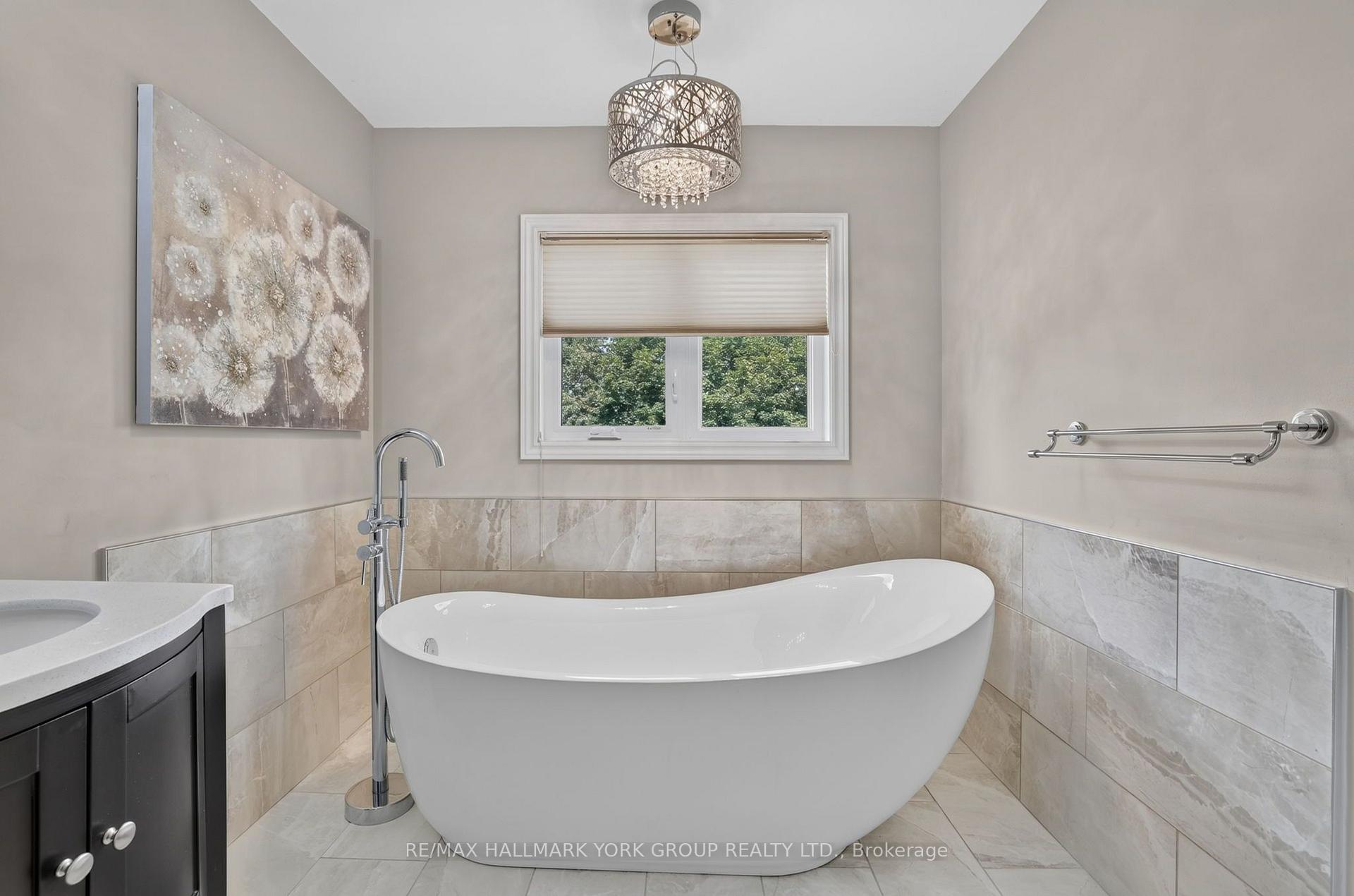 Photo 9 of 669 Kingsmere Avenue, Newmarket, Stonehaven-Wyndham — HOMEH