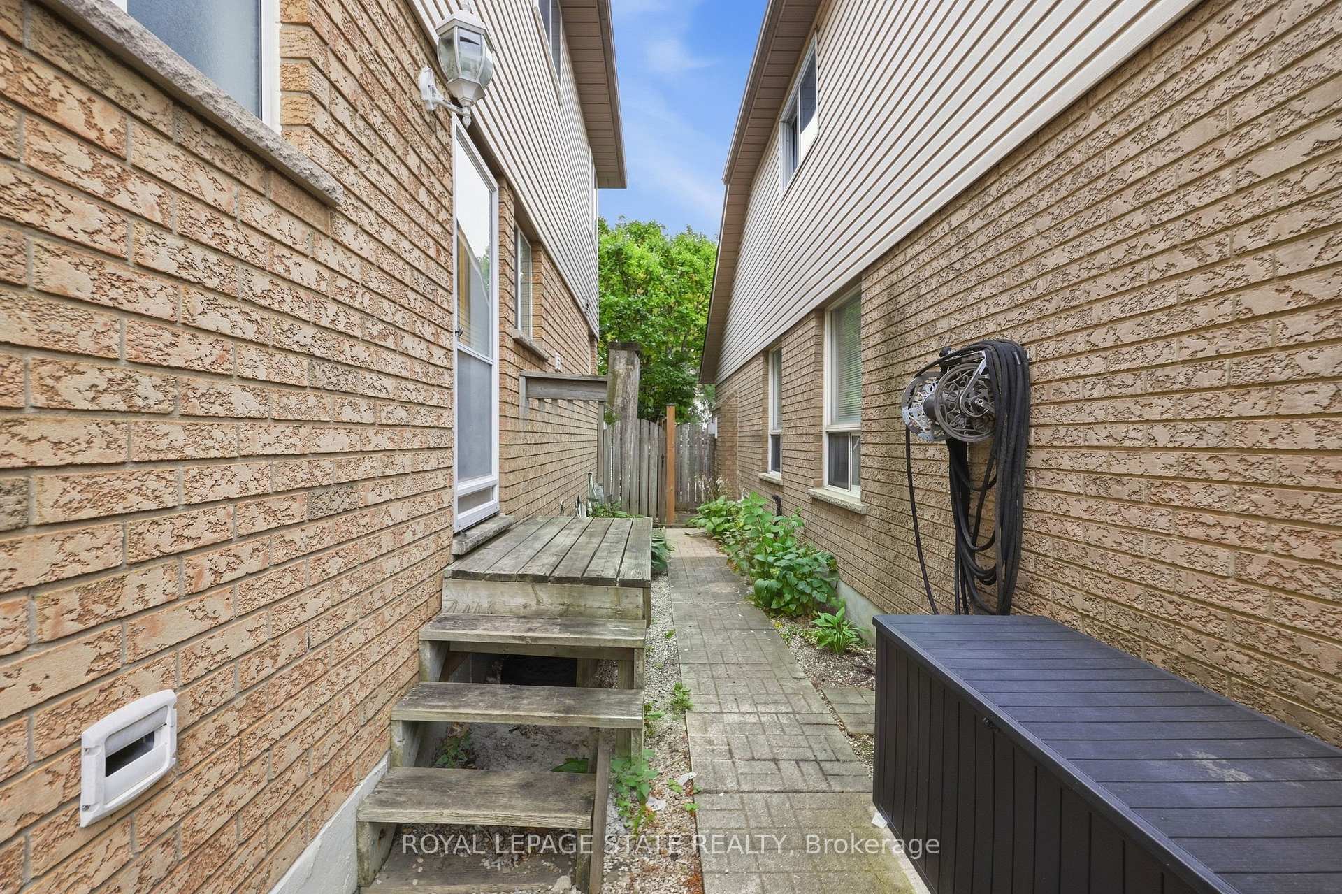 Photo 34 of 11 Redtail Crescent, Hamilton, Carpenter — HOMEH