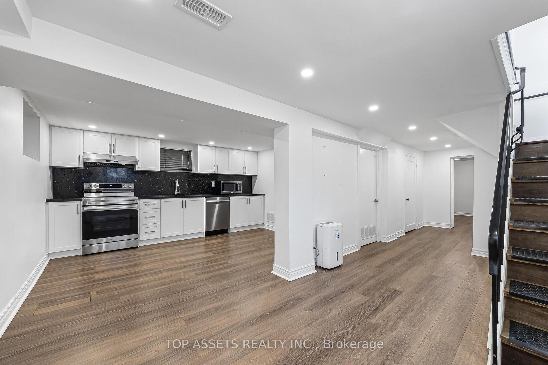Photo 5 of 532 (BSMT) Glengrove Avenue W, Toronto, Englemount-Lawrence — HOMEH