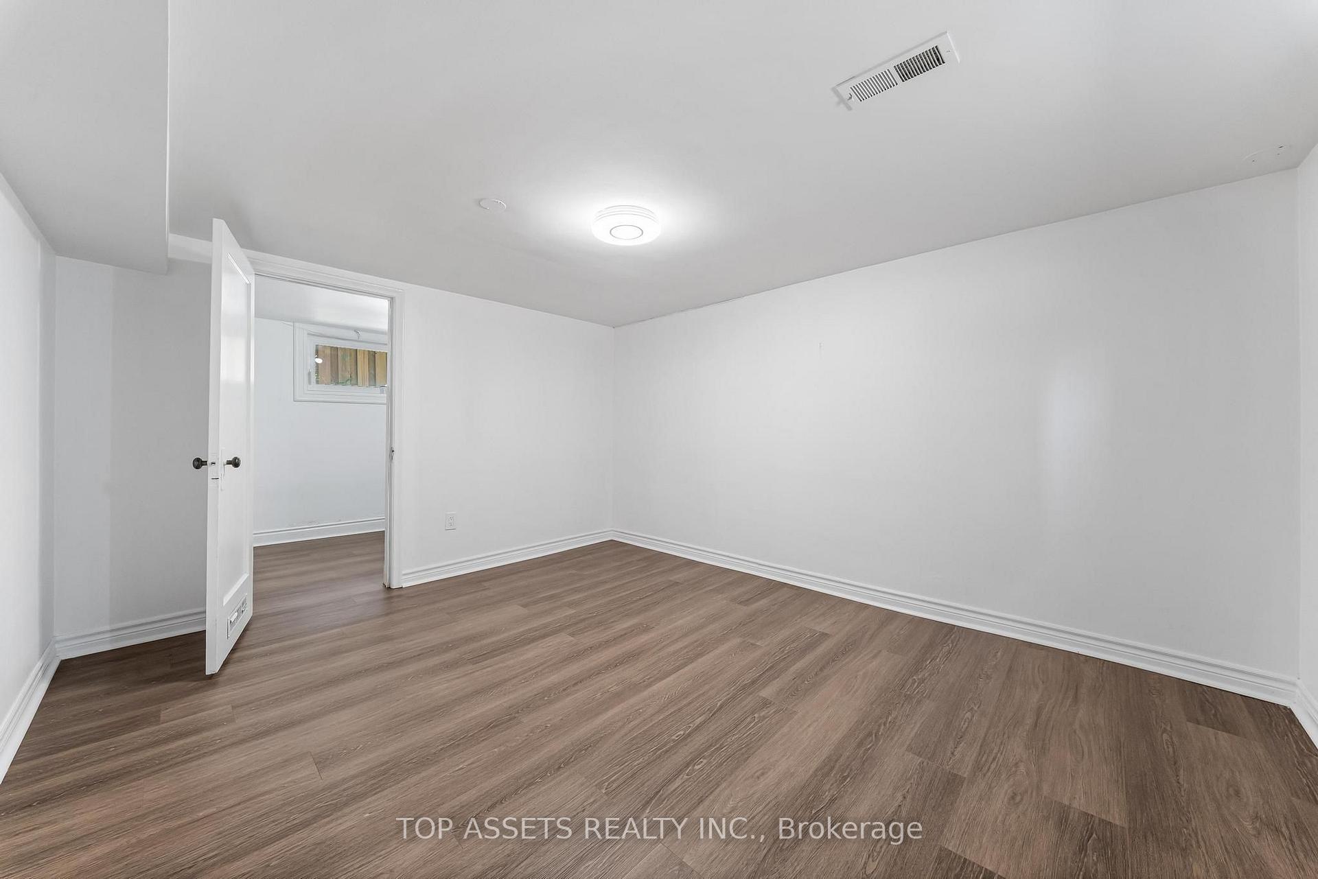 Photo 10 of 532 (BSMT) Glengrove Avenue W, Toronto, Englemount-Lawrence — HOMEH