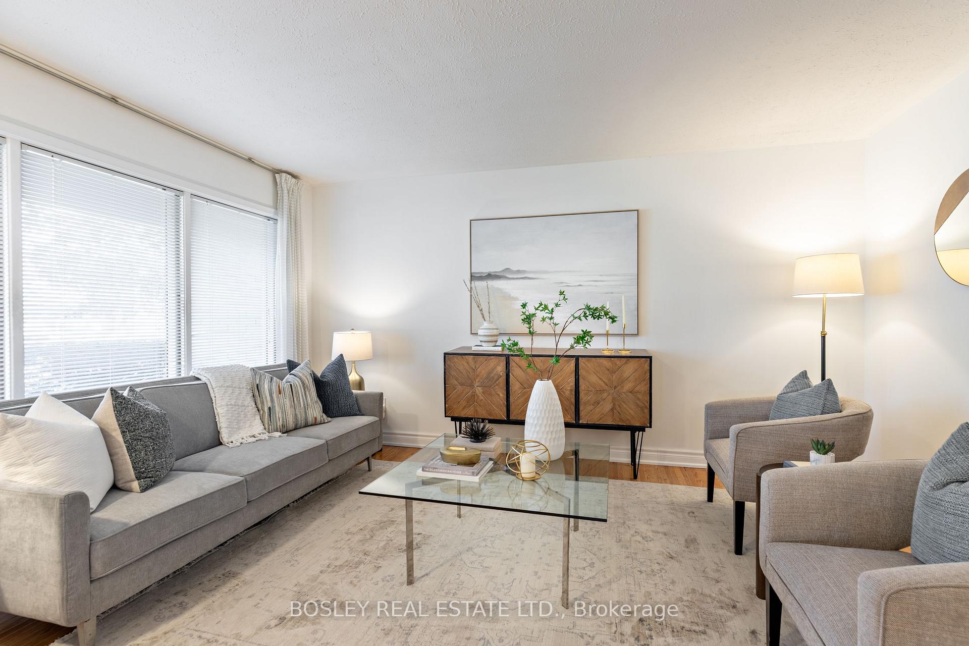 Photo 4 of 33 Roanoke Road, North York, Parkwoods-Donalda — HOMEH