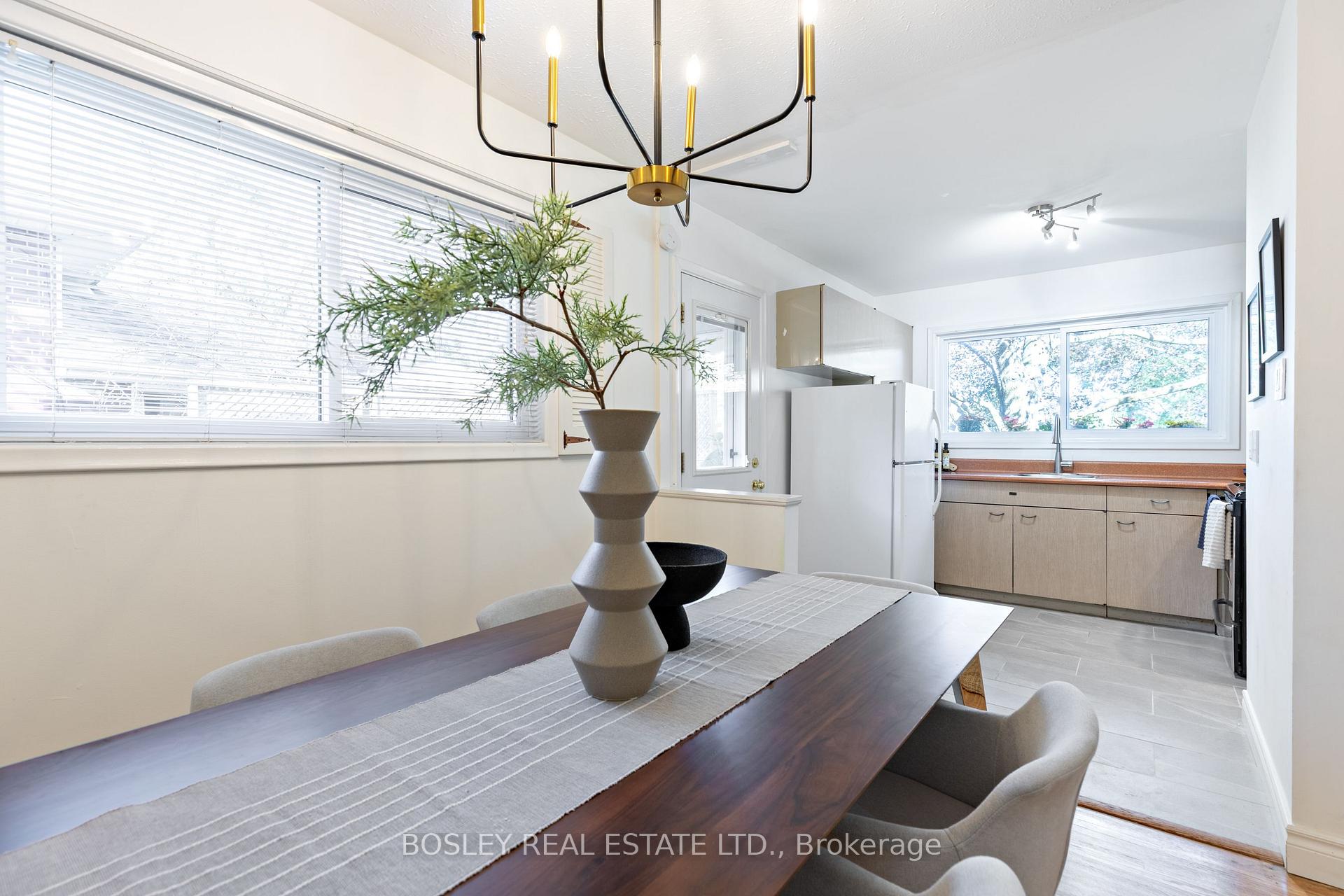 Photo 8 of 33 Roanoke Road, North York, Parkwoods-Donalda — HOMEH