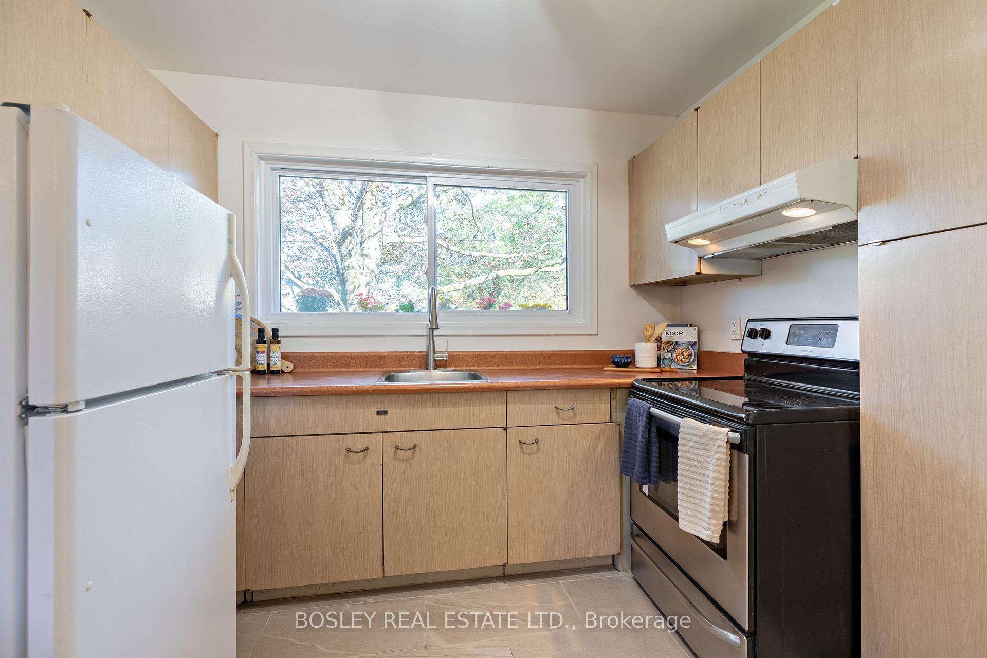 Photo 9 of 33 Roanoke Road, North York, Parkwoods-Donalda — HOMEH