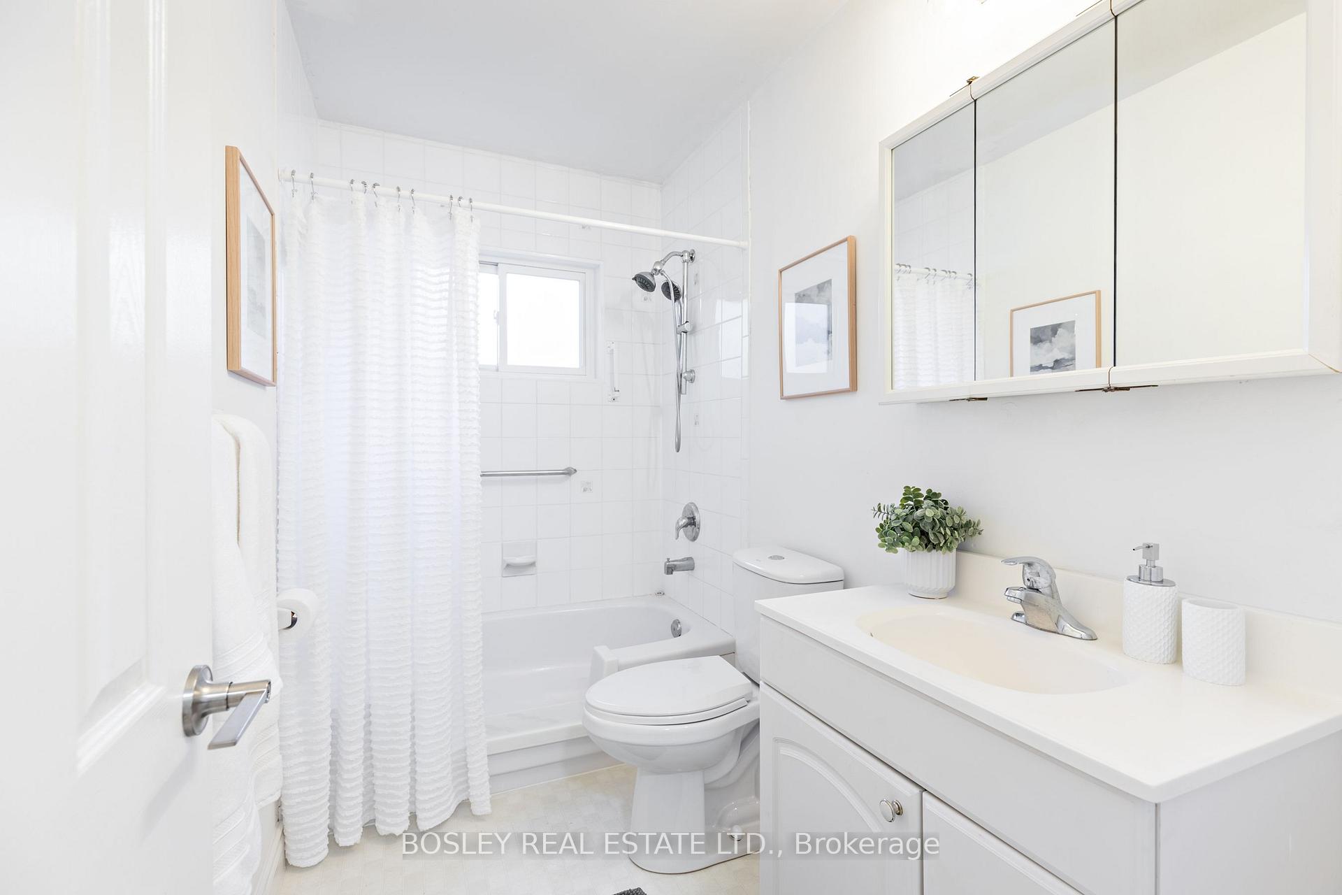 Photo 16 of 33 Roanoke Road, North York, Parkwoods-Donalda — HOMEH