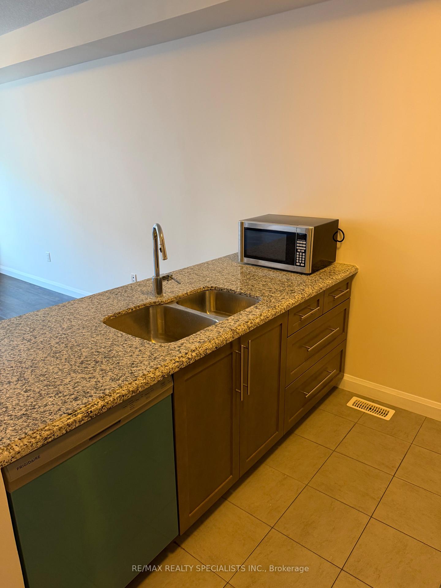 Photo 13 of Unit 53, 1169 Garner Road E, Hamilton, Ancaster — HOMEH