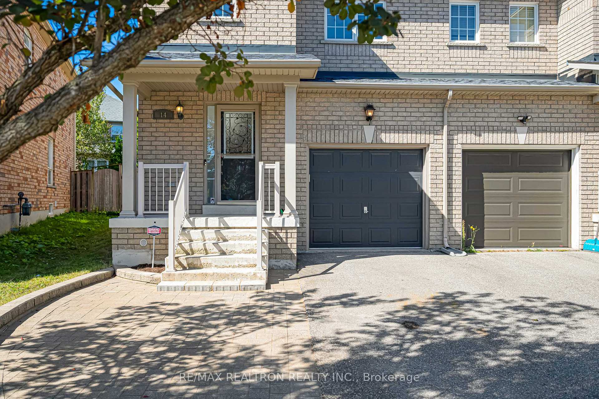 Photo 3 of 14 Cobblehill Court, Markham, Berczy — HOMEH