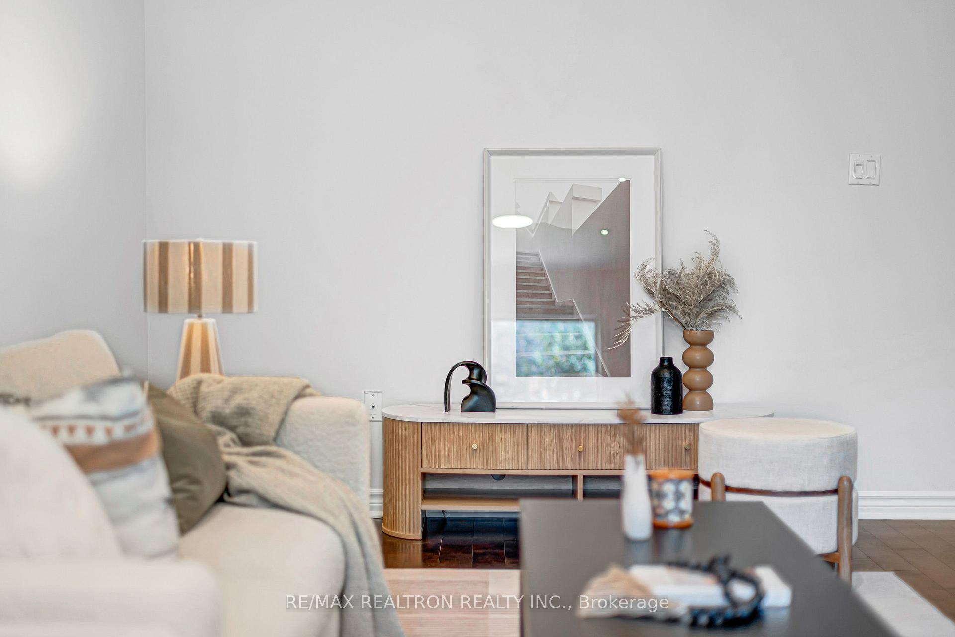 Photo 10 of 14 Cobblehill Court, Markham, Berczy — HOMEH