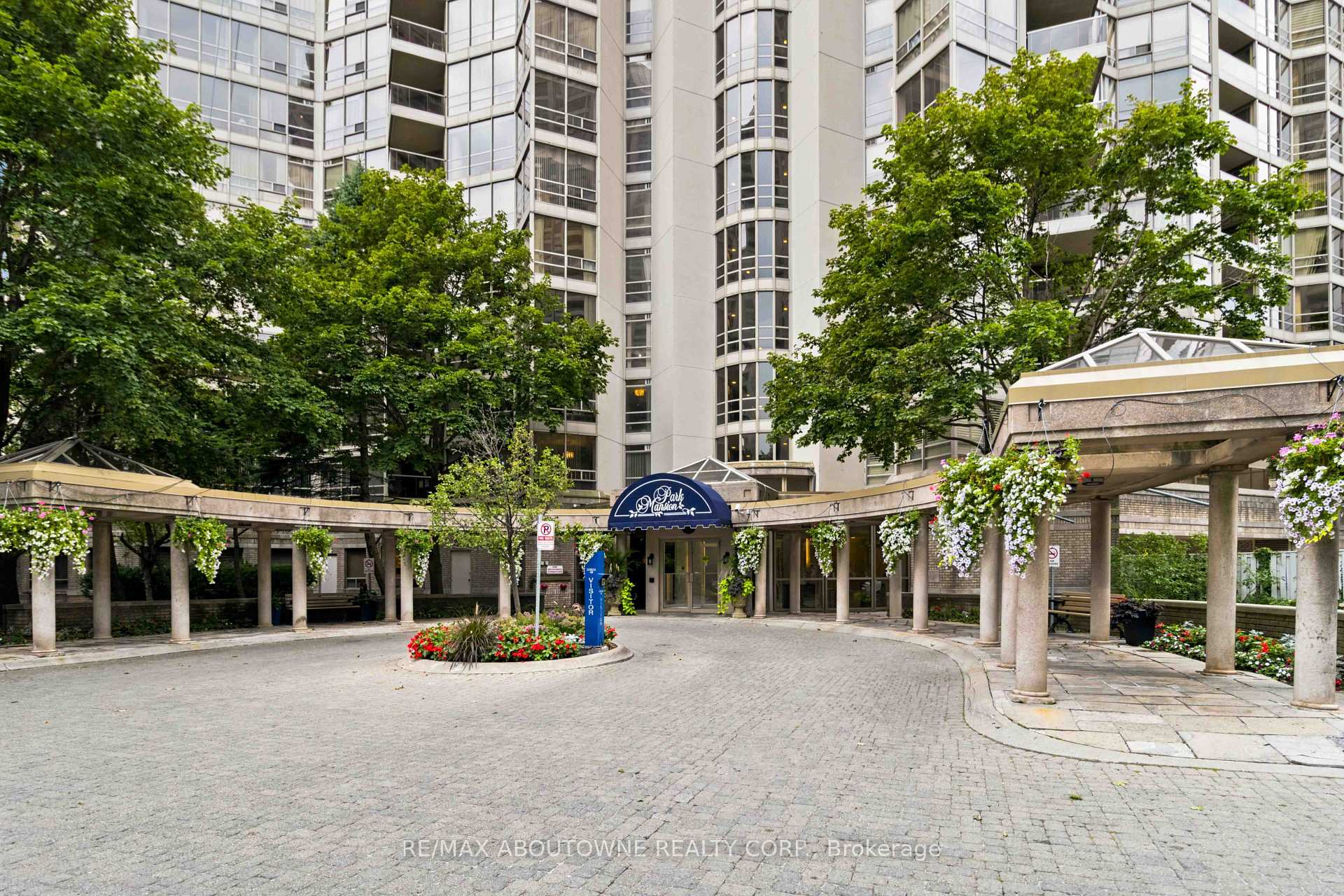 Front of Unit 901, 45 Kingsbridge Garden Circle