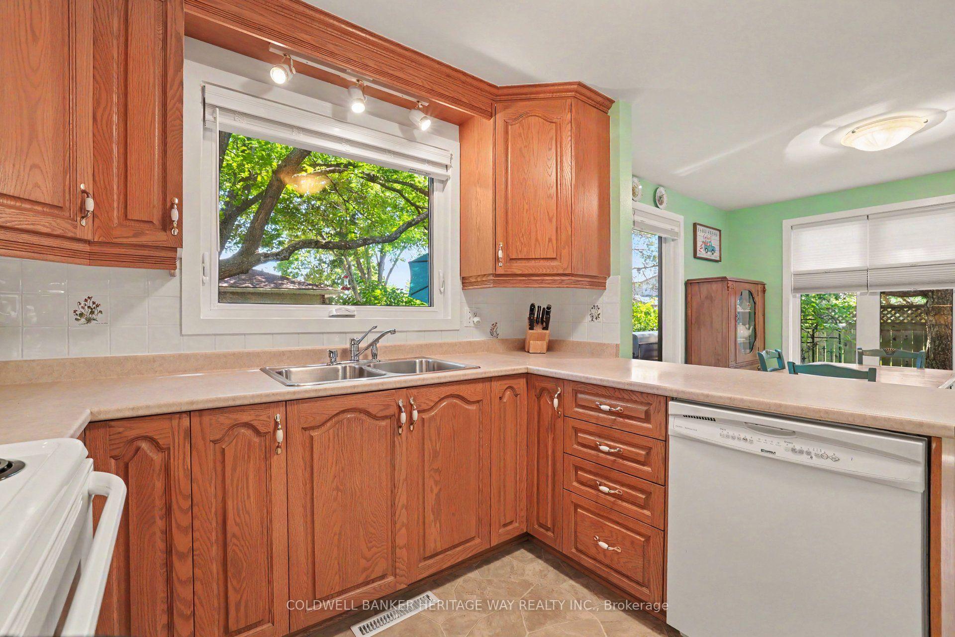 Photo 18 of 45 Shadetree Crescent, Ottawa, Borden Farm/Stewart Farm/Carleton Heights/Parkwood Hills — HOMEH
