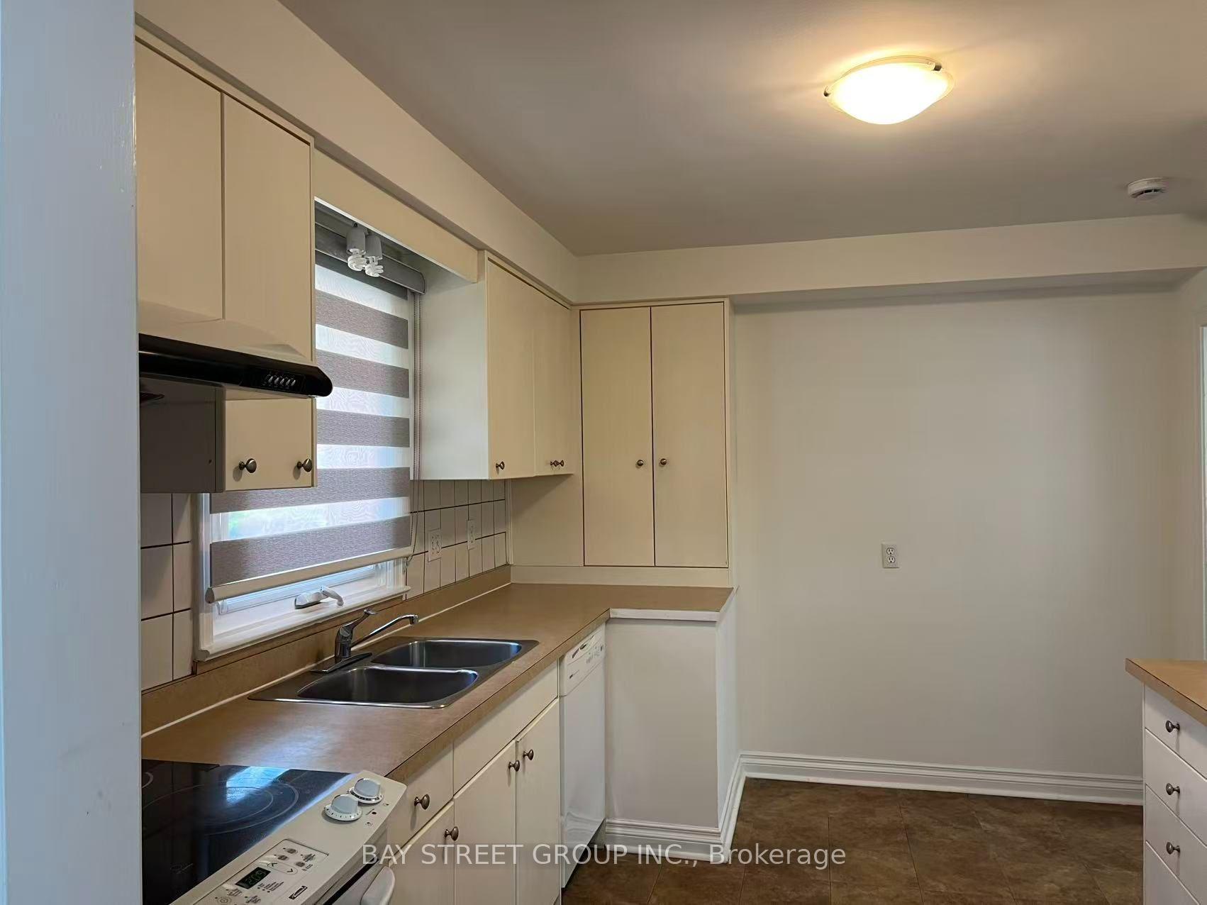 Photo 4 of 29 Harnish Crescent, North York, Newtonbrook East — HOMEH