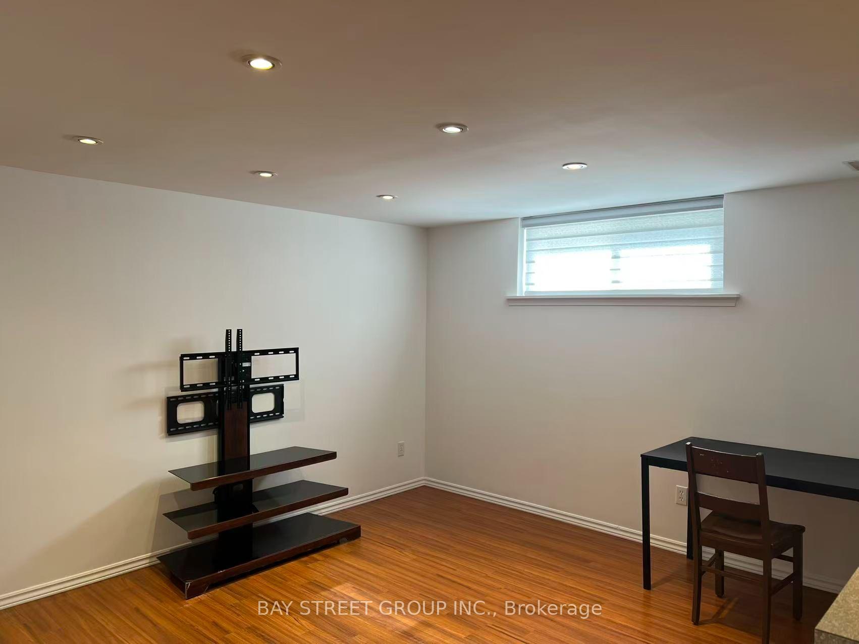 Photo 13 of 29 Harnish Crescent, North York, Newtonbrook East — HOMEH