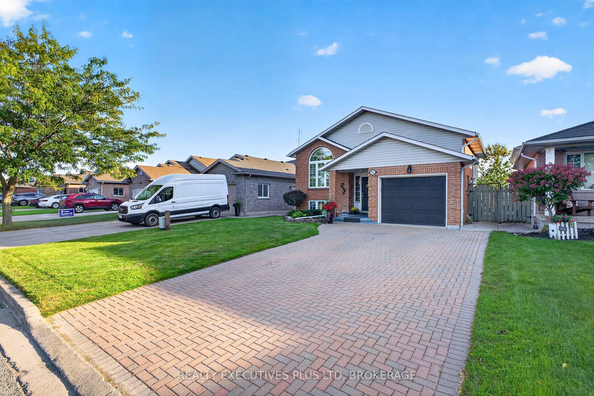 Photo 2 of 7802 Sabine Drive, Niagara Falls, Ascot — HOMEH