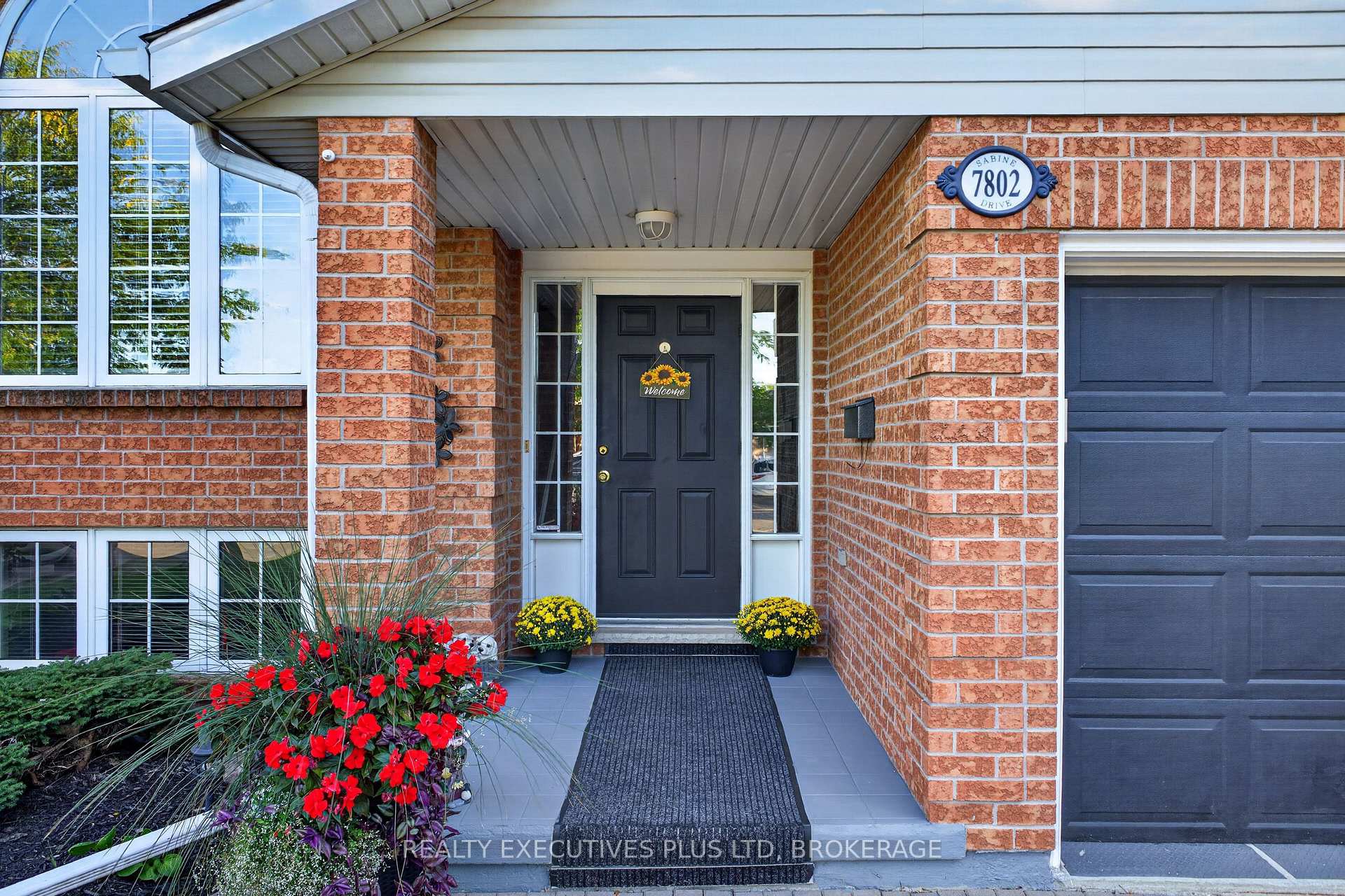 Photo 3 of 7802 Sabine Drive, Niagara Falls, Ascot — HOMEH
