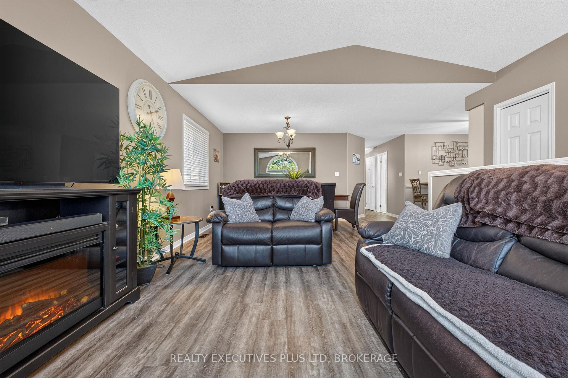 Photo 7 of 7802 Sabine Drive, Niagara Falls, Ascot — HOMEH