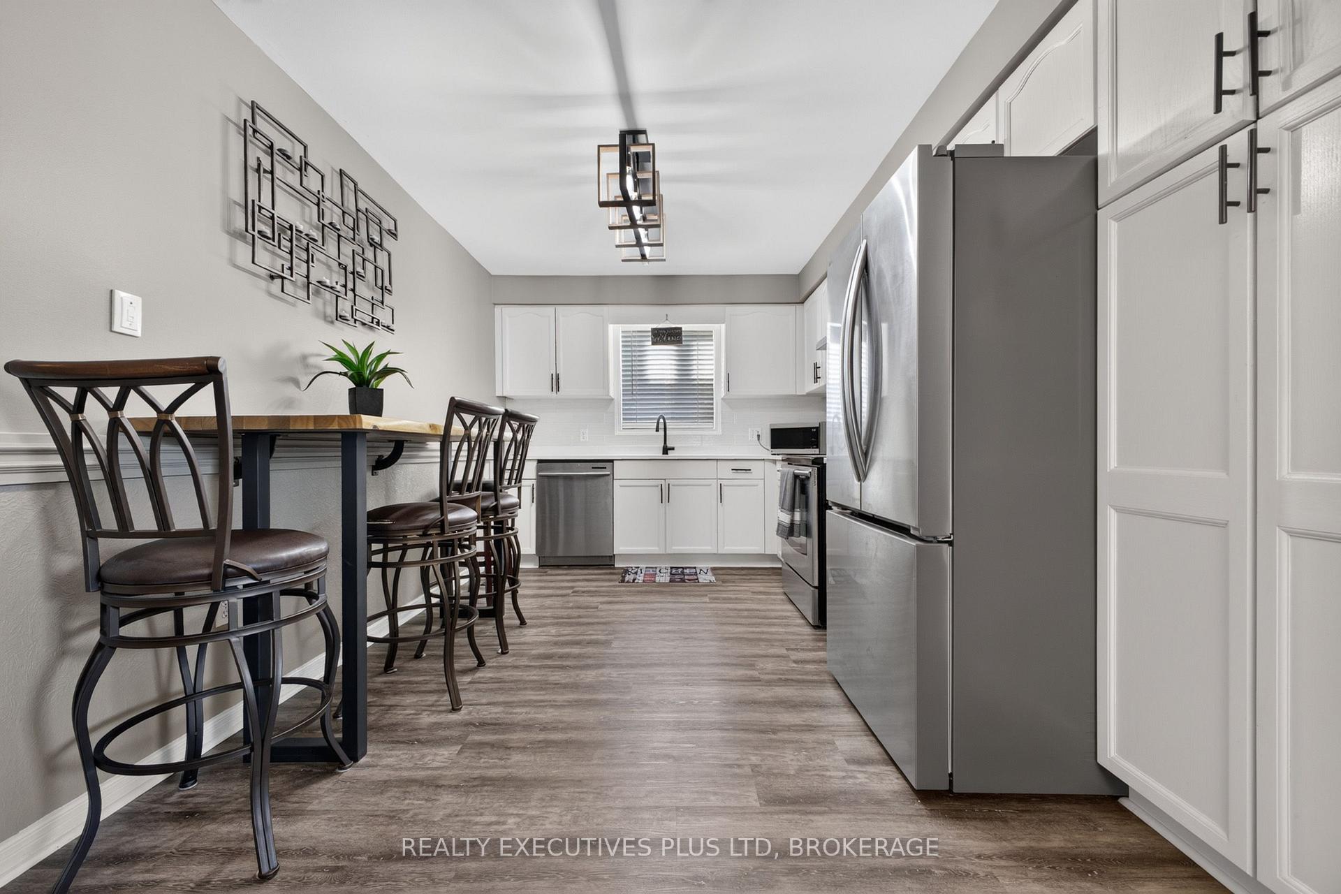 Photo 10 of 7802 Sabine Drive, Niagara Falls, Ascot — HOMEH