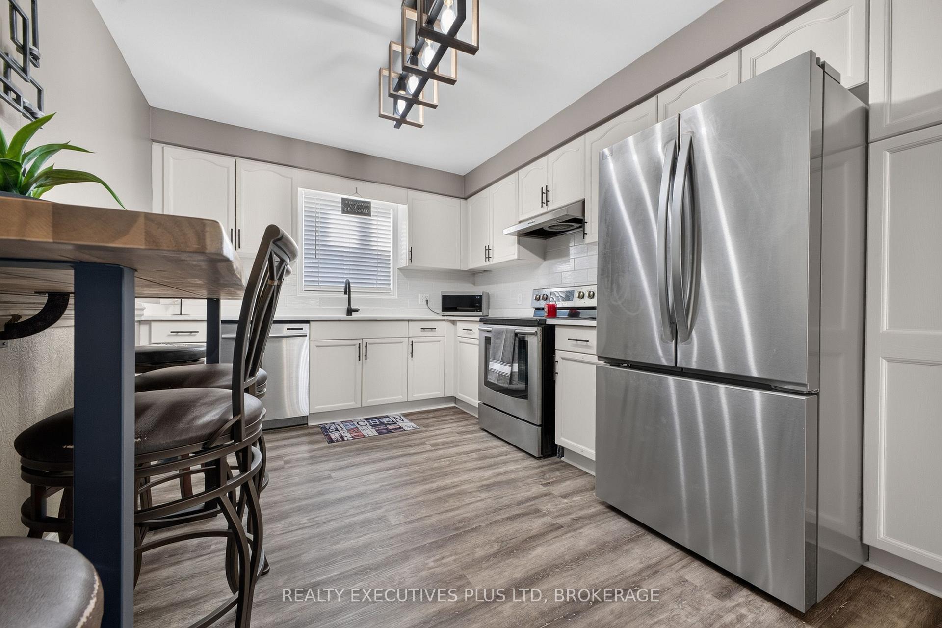 Photo 11 of 7802 Sabine Drive, Niagara Falls, Ascot — HOMEH