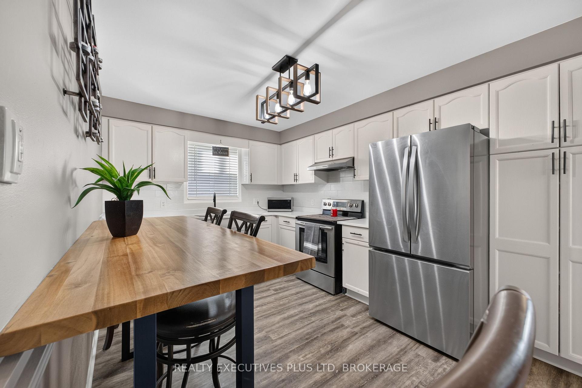 Photo 12 of 7802 Sabine Drive, Niagara Falls, Ascot — HOMEH